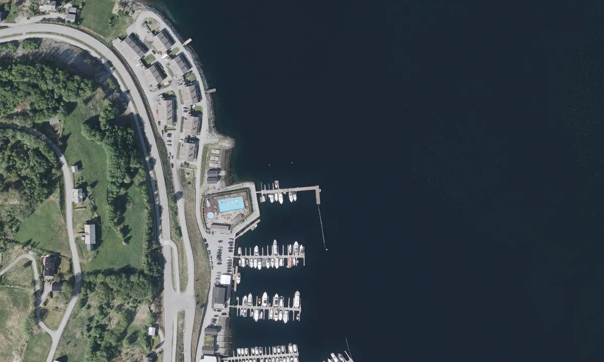 Flyfoto av Ikornnes Båtforening