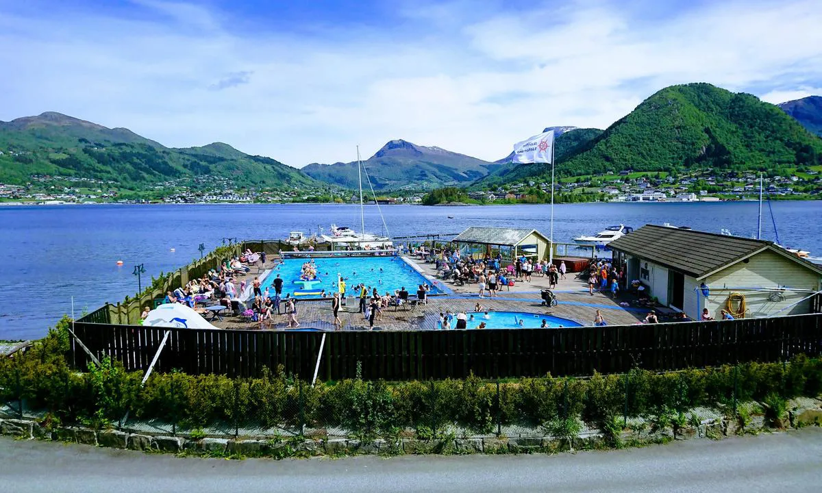 {"base": "no", "no": "Ikornnes Friluftsbad", "se": "Ikornnes Friluftsbad", "en": "Ikornnes Outdoor Bathing Area", "da": "Ikornnes Friluftsbad"}