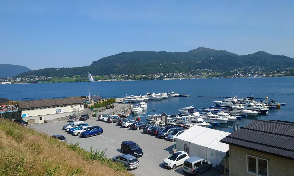 {"base": "no", "no": "Ekornes Marina - Ikornnes gjestehavn", "se": "Ekornes Marina - Ikornes g\u00e4sthamn", "en": "Ekornes Marina - Ikornnes guest harbour", "da": "Ekornes Marina - Ikornes g\u00e6stehavn"}
