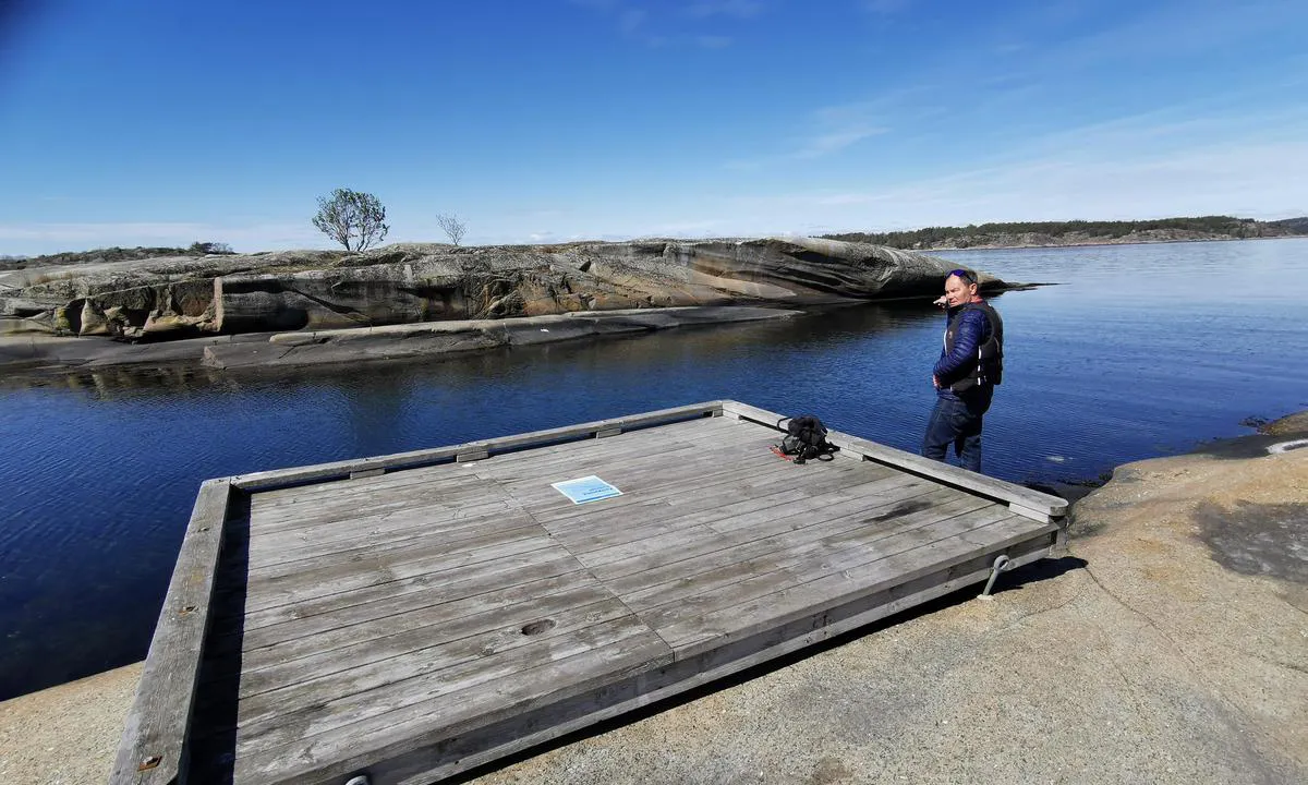 Ildverket - Nordbrygga: {"base": "no", "no": "Dette er ikke bilde av selve Nord-brygga, den er mye st\u00f8rre. Denne brygga ligger lit sydvest av Nord-brygga. Den ligger rett ved utleiehytta til Oslofjordens Friluftsr\u00e5d. Mindre b\u00e5ter ligger godt ut inn i den lille bukta hvor denne brygga er.\r\nP\u00e5 land er det en stor slette med grillplass og plass tik telt eller ball-lek.", "se": "Detta \u00e4r inte en bild av sj\u00e4lva Nord-bryggan, den \u00e4r mycket st\u00f6rre. Denna brygga ligger lite sydv\u00e4st om Nord-bryggan. Den ligger precis vid uthyrningsstugan till Oslofjordens Friluftsr\u00e5d. Mindre b\u00e5tar ligger bra inne i den lilla viken d\u00e4r denna brygga \u00e4r. P\u00e5 land finns det en stor \u00e4ng med grillplats och plats f\u00f6r t\u00e4lt eller bollspel.", "en": "This is not a picture of the actual North Pier; it is much larger. This pier is located slightly southwest of the North Pier. It is situated right next to the rental cabin of the Oslo Fjord Outdoor Council. Smaller boats are well accommodated in the small cove where this pier is located. Onshore, there is a large clearing with a grill area and space for tents or ball games.", "da": "Dette er ikke billede af selve Nord-broen, den er meget st\u00f8rre. Denne bro ligger lidt sydvest for Nord-broen. Den ligger lige ved udlejehytten til Oslofjordens Friluftsr\u00e5d. Mindre b\u00e5de ligger godt inde i den lille bugt, hvor denne bro er.<br>P\u00e5 land er der en stor slette med grillplads og plads til telt eller boldleg."}