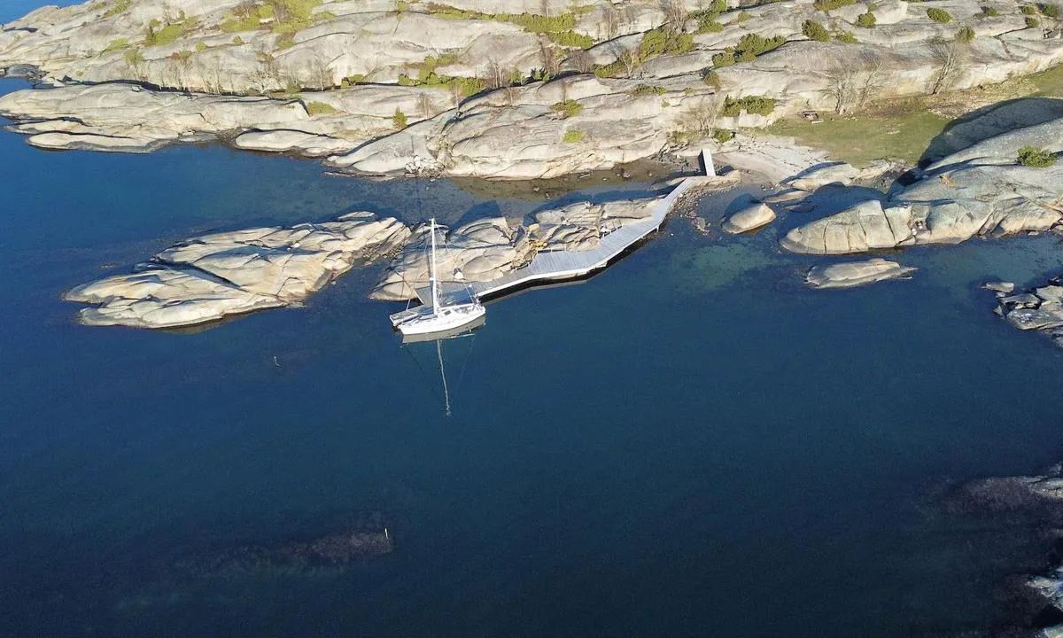 {"base": "no", "no": "Nordbrygga p\u00e5 Ildverket. Off season kan du ligge longsides, men i sesongen er det anker ut bak og baugen mot brygga. Som du ser p\u00e5 bildet er det 2 grunner begge er merket med sm\u00e5 staker. Der seilb\u00e5ten ligger er det gode dybder men det blir fort grunnere lenger inn p\u00e5 brygga", "se": "Norra bryggan p\u00e5 Ildverket. Utanf\u00f6r s\u00e4song kan du ligga l\u00e5ngsides, men under s\u00e4song \u00e4r det ankare ut bak och f\u00f6ren mot bryggan. Som du ser p\u00e5 bilden finns det tv\u00e5 grynnor, b\u00e5da \u00e4r markerade med sm\u00e5 p\u00e5lar. D\u00e4r segelb\u00e5ten ligger \u00e4r det bra djup men det blir snabbt grundare l\u00e4ngre in vid bryggan.", "en": "North dock at Ildverket. Off season you can lie alongside, but in the season it is anchor out back and bow towards the dock. As you can see in the picture there are 2 shallows, both are marked with small stakes. Where the sailboat is located, there are good depths, but it quickly becomes shallower further in on the dock.", "da": "Nordbroen p\u00e5 Ildverket. Uden for s\u00e6sonen kan du ligge langs siden, men i s\u00e6sonen er det anker ud agter og st\u00e6vnen mod broen. Som du kan se p\u00e5 billedet, er der 2 grunde, begge er markeret med sm\u00e5 stager. Der, hvor sejlb\u00e5den ligger, er der gode dybder, men det bliver hurtigt grundere l\u00e6ngere inde mod broen"}