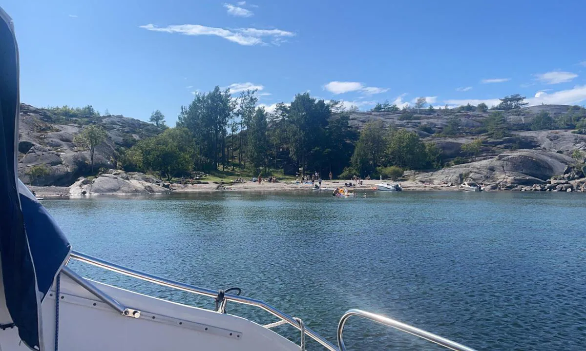 Ildverket - Paradisbukta: {"base": "no", "no": "Veldig barnevennlig med fin strand innerst i bukta. Muligheter for telt og hengek\u00f8ye.", "se": "V\u00e4ldigt barnv\u00e4nligt med fin strand l\u00e4ngst in i viken. M\u00f6jligheter f\u00f6r t\u00e4lt och h\u00e4ngmatta.", "en": "Very child-friendly with a nice beach at the innermost part of the bay. Opportunities for tents and hammocks.", "da": "Meget b\u00f8rnevenligt med en fin strand inderst i bugten. Muligheder for telt og h\u00e6ngek\u00f8je."}