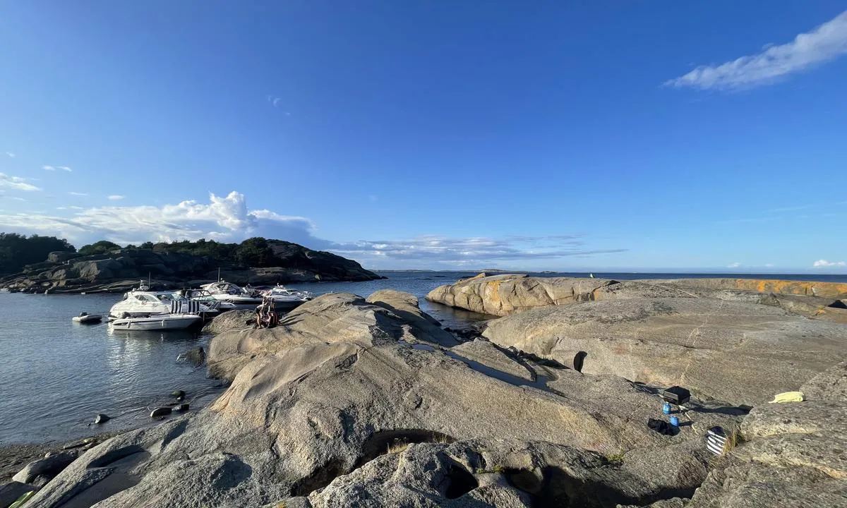 Ildverket - Paradisbukta: {"base": "no", "no": "Greit feste akter. Nydelige svaberg.", "se": "Bra f\u00e4ste akterut. Underbara klippor.", "en": "Good hold at the stern. Beautiful smooth cliffs.", "da": "Godt f\u00e6ste agter. Sk\u00f8nne klipper."}