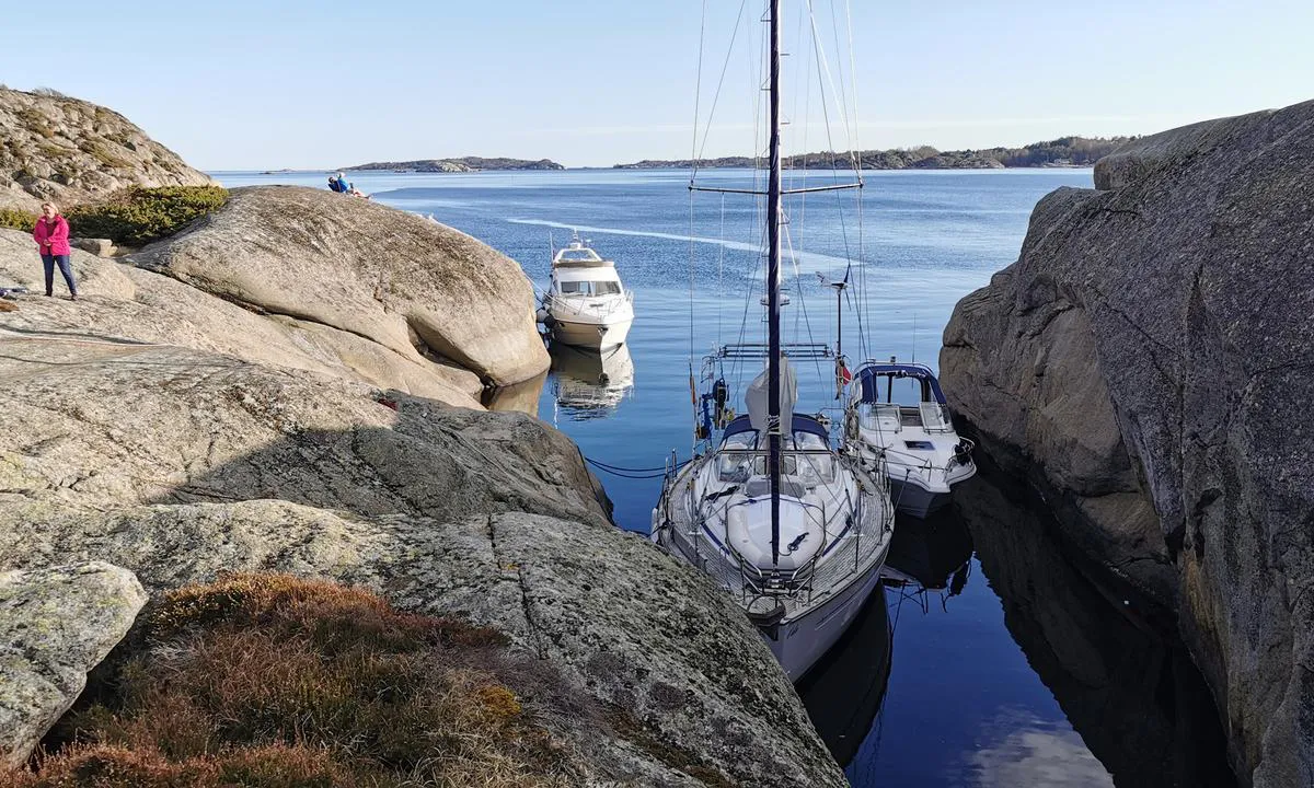 Ildverket - Sprekken: Særlig lenger inn kommer ikke wn seilbåt slm stikker rundt 2 meter.