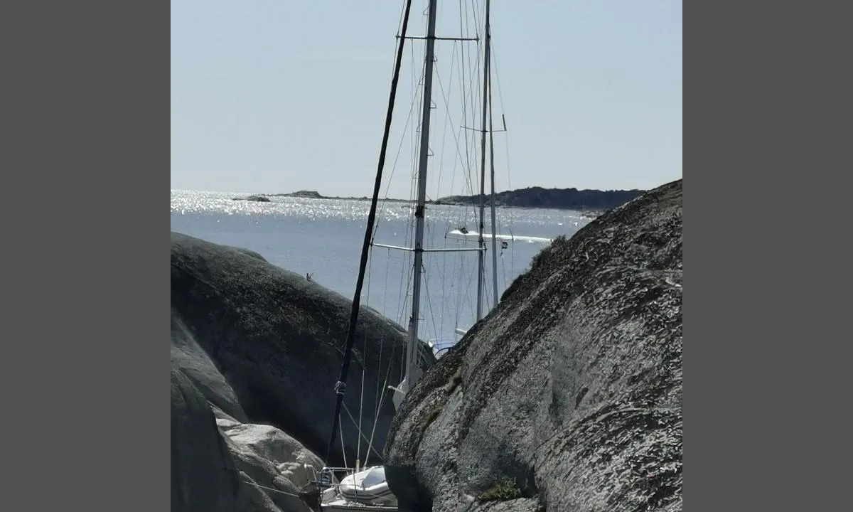 {"base": "no", "no": "Bilde fra Sprekken 100m mot NV fra Ildverket vesg. Spektakul\u00e6r plass for tort\u00f8yning. Plass til 3 seilb\u00e5ter.", "se": "Bild fr\u00e5n Sprickan 100m mot NV fr\u00e5n Eldverket v\u00e4g. Spektakul\u00e4r plats f\u00f6r torrf\u00f6rt\u00f6jning. Plats f\u00f6r 3 segelb\u00e5tar.", "en": "Image from Sprekken 100m to NW from Ildverket road. Spectacular spot for anchoring. Room for 3 sailboats.", "da": "Billede fra Sprekken 100m mod NV fra Ildverket vesg. Spektakul\u00e6r plads for tort\u00f8jning. Plads til 3 sejlb\u00e5de."}