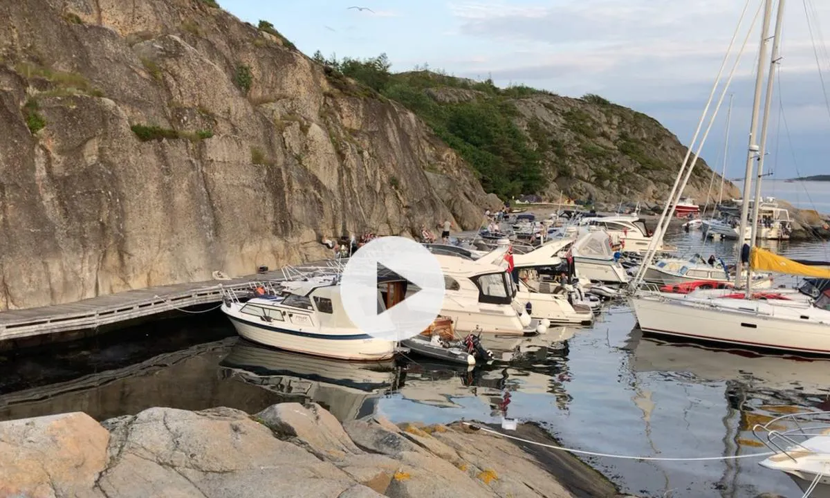 Ildverket - Vest: {"base": "no", "no": "OBS: ikke en film (skjermdump) Det kan v\u00e6re folksomt p\u00e5 Vestre brygge i h\u00f8ysesong.", "se": "OBS: inte en film (sk\u00e4rmdump) Det kan vara mycket folk p\u00e5 V\u00e4stra bryggan under h\u00f6gs\u00e4song.", "en": "NOTE: not a movie (screenshot). It can be crowded at the West pier during peak season.", "da": "OBS: ikke en film (sk\u00e6rmbillede) Der kan v\u00e6re mange mennesker p\u00e5 Vestre brygge i h\u00f8js\u00e6sonen."}