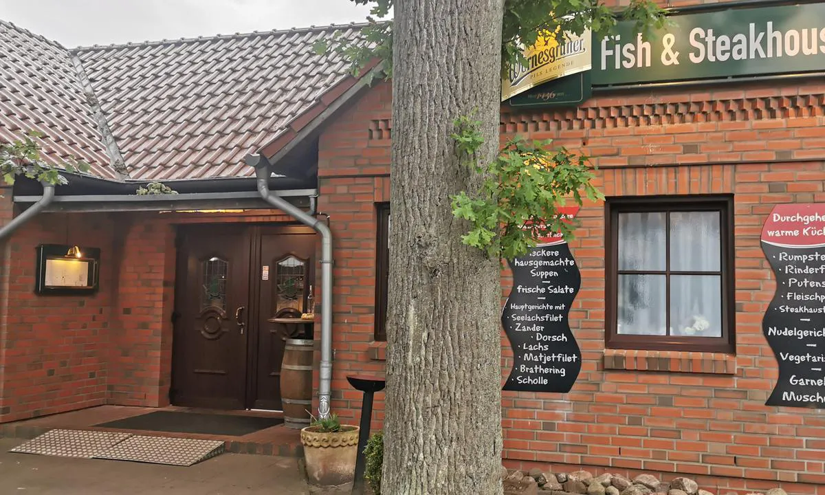 im-jaich oHg: {"base": "de", "no": "Her ved fiskerihavnen kan man spise relativt godt. Alternativt fiskesm\u00f8rbr\u00f8d ved havnen", "se": "H\u00e4r vid fiskehamnen kan man \u00e4ta relativt bra. Alternativt fiskmackor vid hamnen", "en": "Here at the fishing harbor, one can eat relatively well. Alternatively, fish sandwiches at the harbor.", "da": "Her ved fiskerihavnen kan man spise relativt godt. Alternativt kan man f\u00e5 fiske-sandwich ved havnen", "fr": "Ici, au port de p\u00eache, on peut relativement bien manger. Alternativement, des sandwichs au poisson au port", "de": "Hier am Fischereihafen kann man relativ gut essen. Alternativ Fischbr\u00f6tchen am Hafen", "es": "Aqu\u00ed en el puerto pesquero se puede comer relativamente bien. Alternativamente, bocadillos de pescado en el puerto.", "it": "Qui al porto peschereccio si pu\u00f2 mangiare abbastanza bene. In alternativa panini con il pesce al porto", "pt": "Aqui no porto de pesca pode-se comer relativamente bem. Alternativamente, sandu\u00edches de peixe no porto", "nl": "Hier bij de vissershaven kun je redelijk goed eten. Alternatief visbroodjes aan de haven", "pl": "Tutaj w porcie rybackim mo\u017cna stosunkowo dobrze zje\u015b\u0107. Alternatywnie kanapki z ryb\u0105 w porcie", "uk": "\u0422\u0443\u0442, \u0443 \u0420\u0438\u0431\u0430\u043b\u044c\u0441\u044c\u043a\u0456\u0439 \u0433\u0430\u0432\u0430\u043d\u0456, \u043c\u043e\u0436\u043d\u0430 \u0434\u043e\u0441\u0438\u0442\u044c \u043d\u0435\u043f\u043e\u0433\u0430\u043d\u043e \u043f\u043e\u0457\u0441\u0442\u0438. \u0410\u043b\u044c\u0442\u0435\u0440\u043d\u0430\u0442\u0438\u0432\u043d\u043e - \u0440\u0438\u0431\u043d\u0438\u0439 \u0431\u0443\u0442\u0435\u0440\u0431\u0440\u043e\u0434 \u0443 \u0433\u0430\u0432\u0430\u043d\u0456.", "ro": "Aici, la portul de pescuit, se poate m\u00e2nca relativ bine. Alternativ, sandvi\u0219uri cu pe\u0219te la port", "tr": "Burada bal\u0131k\u00e7\u0131 liman\u0131nda olduk\u00e7a iyi yemek yiyebilirsiniz. Alternatif olarak, limanda bal\u0131k ekme\u011fi alabilirsiniz.", "el": "\u0395\u03b4\u03ce \u03c3\u03c4\u03bf\u03bd \u03b1\u03bb\u03b9\u03b5\u03c5\u03c4\u03b9\u03ba\u03cc \u03bb\u03b9\u03bc\u03ad\u03bd\u03b1 \u03bc\u03c0\u03bf\u03c1\u03b5\u03af \u03ba\u03b1\u03bd\u03b5\u03af\u03c2 \u03bd\u03b1 \u03c6\u03ac\u03b5\u03b9 \u03c3\u03c7\u03b5\u03c4\u03b9\u03ba\u03ac \u03ba\u03b1\u03bb\u03ac. \u0395\u03bd\u03b1\u03bb\u03bb\u03b1\u03ba\u03c4\u03b9\u03ba\u03ac, \u03c3\u03ac\u03bd\u03c4\u03bf\u03c5\u03b9\u03c4\u03c2 \u03bc\u03b5 \u03c8\u03ac\u03c1\u03b9 \u03c3\u03c4\u03bf \u03bb\u03b9\u03bc\u03ac\u03bd\u03b9", "cs": "Zde v ryb\u00e1\u0159sk\u00e9m p\u0159\u00edstavu se d\u00e1 relativn\u011b dob\u0159e naj\u00edst. Alternativn\u011b sendvi\u010de s rybami v p\u0159\u00edstavu", "hu": "Itt a hal\u00e1szkik\u00f6t\u0151ben eg\u00e9sz j\u00f3l lehet enni. Alternat\u00edv megold\u00e1sk\u00e9nt halev\u0151 l\u00e1ngos a kik\u00f6t\u0151ben", "fi": "T\u00e4\u00e4ll\u00e4 kalasatamassa voi sy\u00f6d\u00e4 suhteellisen hyvin. Vaihtoehtoisesti kalaleipi\u00e4 satamassa", "bg": "\u0422\u0443\u043a, \u043d\u0430 \u0440\u0438\u0431\u0430\u0440\u0441\u043a\u043e\u0442\u043e \u043f\u0440\u0438\u0441\u0442\u0430\u043d\u0438\u0449\u0435, \u043c\u043e\u0436\u0435 \u0434\u0430 \u0441\u0435 \u0445\u0430\u043f\u043d\u0435 \u043e\u0442\u043d\u043e\u0441\u0438\u0442\u0435\u043b\u043d\u043e \u0434\u043e\u0431\u0440\u0435. \u0410\u043b\u0442\u0435\u0440\u043d\u0430\u0442\u0438\u0432\u043d\u043e, \u0440\u0438\u0431\u0435\u043d \u0441\u0430\u043d\u0434\u0432\u0438\u0447 \u043d\u0430 \u043f\u0440\u0438\u0441\u0442\u0430\u043d\u0438\u0449\u0435\u0442\u043e", "sr": "\u041e\u0432\u0434\u0435 \u0443 \u0440\u0438\u0431\u0430\u0440\u0441\u043a\u043e\u0458 \u043b\u0443\u0446\u0438 \u043c\u043e\u0436\u0435 \u0441\u0435 \u0440\u0435\u043b\u0430\u0442\u0438\u0432\u043d\u043e \u0434\u043e\u0431\u0440\u043e \u0458\u0435\u0441\u0442\u0438. \u0410\u043b\u0442\u0435\u0440\u043d\u0430\u0442\u0438\u0432\u043d\u043e, \u0440\u0438\u0431\u0459\u0438 \u0441\u0435\u043d\u0434\u0432\u0438\u0447\u0438 \u0443 \u043b\u0443\u0446\u0438", "et": "Siia, kalasadamasse saab suhteliselt h\u00e4sti s\u00fc\u00fca. Alternatiiviks on kalav\u00f5ileivad sadamas.", "lv": "\u0160eit pie zvejas ostas var diezgan labi pa\u0113st. Alternat\u012bvi zivju maiz\u012btes ost\u0101", "lt": "\u010cia prie \u017evej\u0173 uosto galima gana gerai pavalgyti. Alternatyva - \u017euvies sumu\u0161tiniai uoste"}