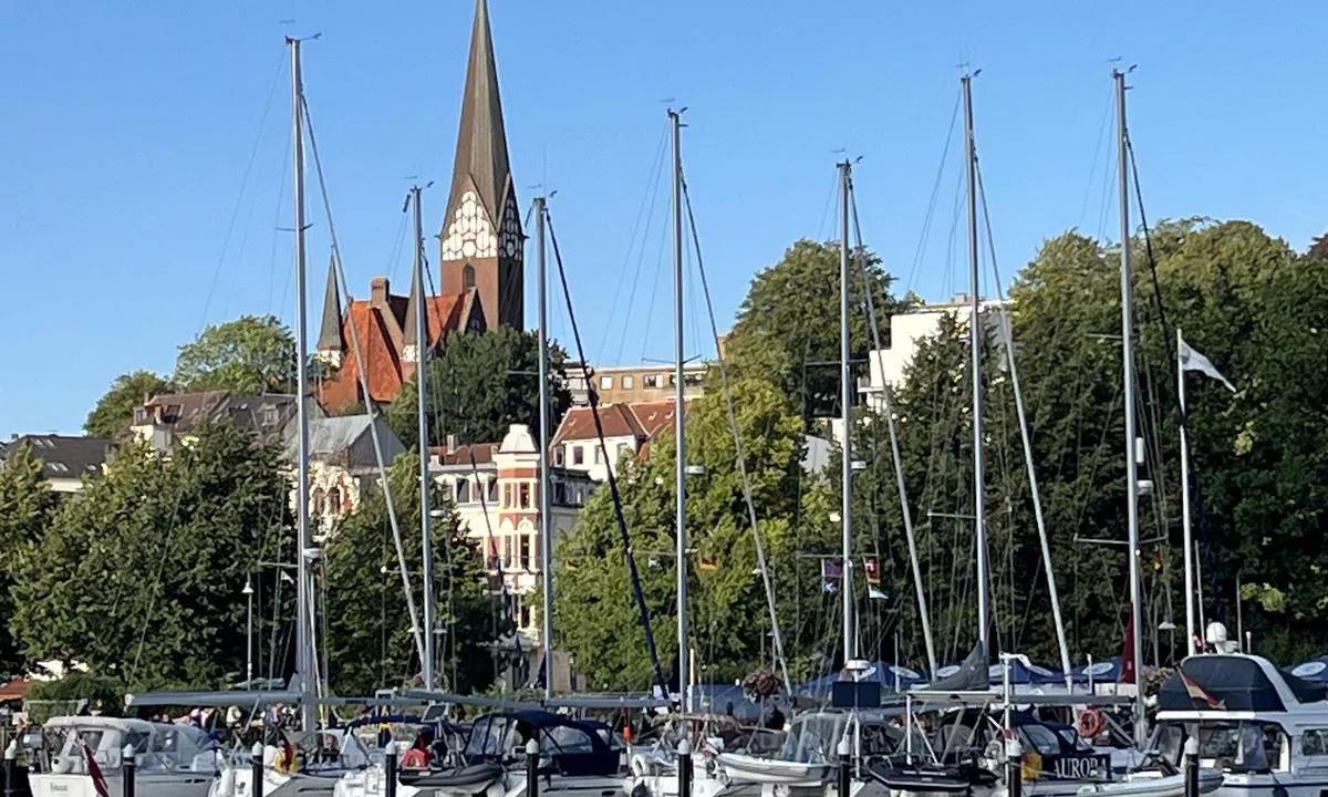 Im Jaich Stadthafen Flensburg: {"base": "no", "no": "Gjesteplasser med akterfort\u00f8ying i p\u00e5ler. Plassene p\u00e5 denne brygga er for 13 m b\u00e5ter, innerst mot bukta er det grunnere vann og kun aktuelt for motorb\u00e5ter.", "se": "G\u00e4stplatser med akterf\u00f6rt\u00f6jning i p\u00e5lar. Platserna p\u00e5 denna brygga \u00e4r f\u00f6r 13 m b\u00e5tar, l\u00e4ngst in mot bukten \u00e4r det grundare vatten och endast aktuellt f\u00f6r motorb\u00e5tar.", "en": "Guest berths with stern mooring to piles. The spaces on this dock are for 13-meter boats; deeper in towards the bay, the water is shallower and suitable only for motorboats.", "da": "G\u00e6stepladser med agterfort\u00f8jning i p\u00e6le. Pladserne p\u00e5 denne bro er for 13 m b\u00e5de, inderst mod bugten er der lavere vand og kun aktuelt for motorb\u00e5de."}