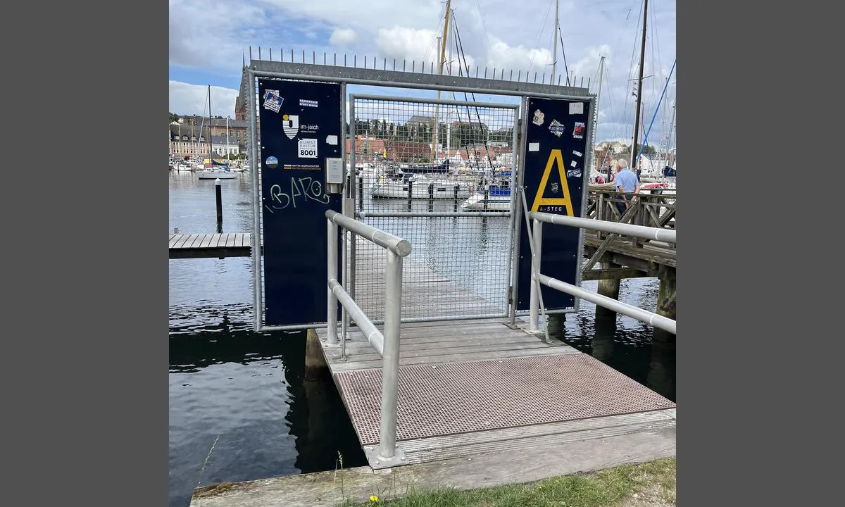 Im Jaich Stadthafen Flensburg: {"base": "no", "no": "Alle bryggene er \u00abbeskyttet\u00bb med port med kortleser. Funker fint.", "se": "Alla bryggorna \u00e4r \u00abskyddade\u00bb med portar med kortl\u00e4sare. Fungerar bra.", "en": "All the docks are \"protected\" with gates equipped with card readers. Works fine.", "da": "Alle bryggerne er \u00abbeskyttet\u00bb med port med kortl\u00e6ser. Virker fint."}