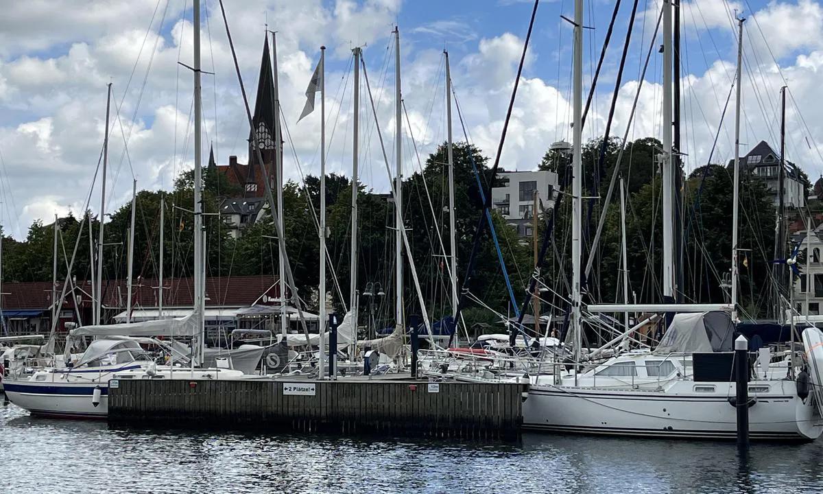 Im Jaich Stadthafen Flensburg: {"base": "no", "no": "Ytterst p\u00e5 bryggene er det to plasser for 12 m b\u00e5ter. Innover p\u00e5 disse bryggene er det flere plasser for mindre b\u00e5ter. R\u00f8de og gr\u00f8nne skilt brukes.", "se": "Ytterst p\u00e5 bryggorna finns det tv\u00e5 platser f\u00f6r 12 m b\u00e5tar. Inn\u00e5t p\u00e5 dessa bryggor finns det flera platser f\u00f6r mindre b\u00e5tar. R\u00f6da och gr\u00f6na skyltar anv\u00e4nds.", "en": "At the outermost part of the docks, there are two spots for 12-meter boats. Further in on these docks, there are several spots for smaller boats. Red and green signs are used.", "da": "Yderst p\u00e5 broerne er der to pladser til 12 m b\u00e5de. Indad p\u00e5 disse broer er der flere pladser til mindre b\u00e5de. R\u00f8de og gr\u00f8nne skilte bruges."}