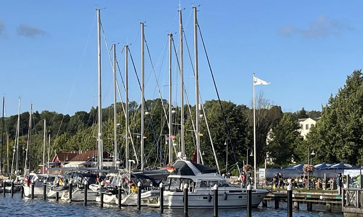 Im Jaich Stadthafen Flensburg: {"base": "no", "no": "Gjesteplasser med akterfort\u00f8ying i p\u00e5ler. Plassene p\u00e5 denne brygga er for 13 m b\u00e5ter, innerst mot bukta er det grunnere vann og kun aktuelt for motorb\u00e5ter.", "se": "G\u00e4stplatser med akterf\u00f6rt\u00f6jning vid p\u00e5lar. Platserna p\u00e5 denna bryggan \u00e4r f\u00f6r 13 m b\u00e5tar, innerst mot bukten \u00e4r det grundare vatten och endast aktuellt f\u00f6r motorb\u00e5tar.", "en": "Guest berths with stern-to mooring on piles. The berths on this dock are for 13 m boats; towards the innermost part of the cove, the water is shallower and only suitable for motorboats.", "da": "G\u00e6stepladser med agterfort\u00f8jning til p\u00e6le. Pladserne p\u00e5 denne bro er til 13 meters b\u00e5de, inderst mod bugten er vandet lavere og kun aktuelt for motorb\u00e5de."}