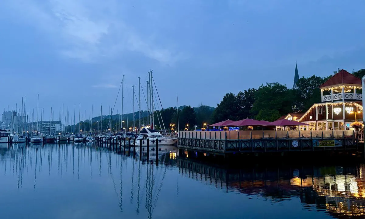 Im Jaich Stadthafen Flensburg: {"base": "no", "no": "Kveldsbilde fra innerst i havna i Flensburg. gjesteplasser begynner her og omfatter flere brygger utover. R\u00f8de og gr\u00f8nne skilt brukes ogs\u00e5 her.", "se": "Kv\u00e4llsbild fr\u00e5n innersta delen av hamnen i Flensburg. G\u00e4stplatser b\u00f6rjar h\u00e4r och omfattar flera bryggor vidare. R\u00f6da och gr\u00f6na skyltar anv\u00e4nds ocks\u00e5 h\u00e4r.", "en": "Evening view from the innermost part of the harbor in Flensburg. Guest spots start here and include several piers further out. Red and green signs are used here as well.", "da": "Aftenbillede fra inderst i havnen i Flensburg. G\u00e6stepladser begynder her og omfatter flere broer udad. R\u00f8de og gr\u00f8nne skilte bruges ogs\u00e5 her."}