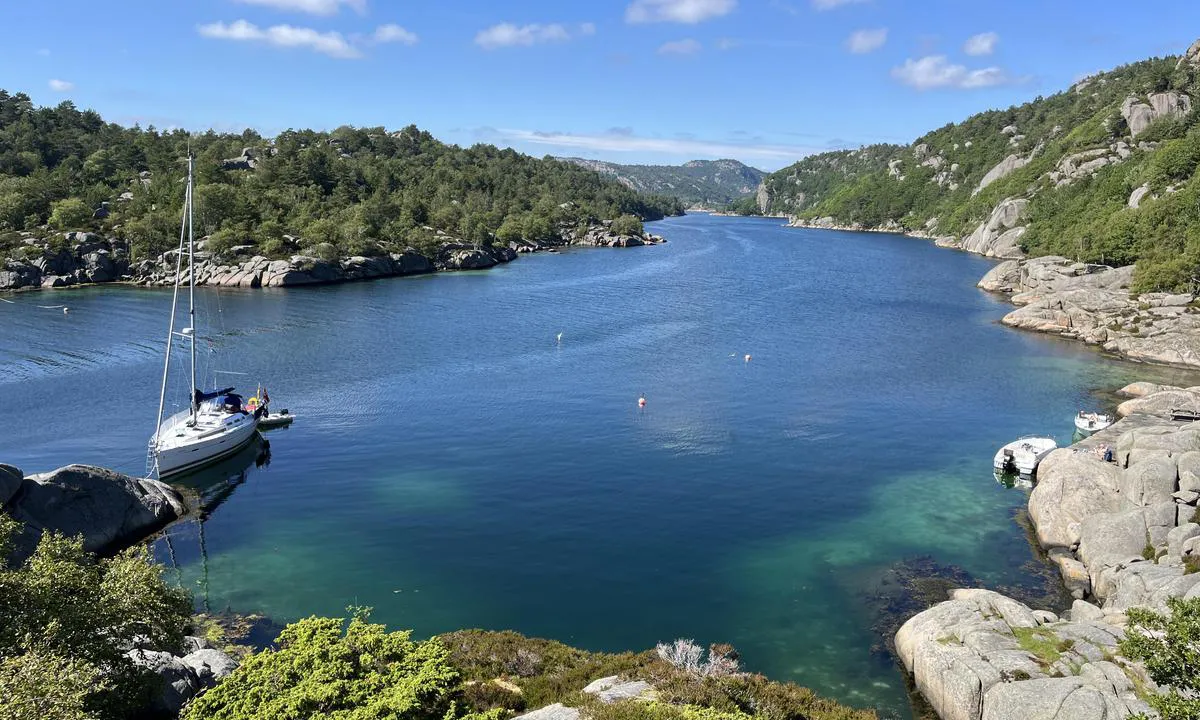 Imsøysundet: {"base": "no", "no": "Oversiktsbilde over s\u00f8ndre del av Ims\u00f8ysundet. \r\nFlott steinbrygge til h\u00f8yre (\u00f8stsiden)med griller og s\u00f8ppeldunker, og det er mange bolter i fjellet. Den s\u00f8ndre del av sundet gir de beste solforholdene og man ligger lunt og skjermet fra vinden nesten fra alle himmelretninger.", "se": "\u00d6versiktsbild \u00f6ver s\u00f6dra delen av Ims\u00f6ysundet.<br>Fin stenbrygga till h\u00f6ger (\u00f6stra sidan) med grillar och soptunnor, och det finns m\u00e5nga bultar i berget. Den s\u00f6dra delen av sundet ger de b\u00e4sta solf\u00f6rh\u00e5llandena och man ligger lugnt och skyddat fr\u00e5n vinden n\u00e4stan fr\u00e5n alla v\u00e4derstreck.", "en": "Overview image of the southern part of Ims\u00f8ysundet. Beautiful stone pier to the right (east side) with grills and trash cans, and there are many bolts in the rock. The southern part of the strait offers the best sun conditions and is sheltered from the wind from almost all directions.", "da": "Oversigtsbillede over den sydlige del af Ims\u00f8ysundet.<br>Flot stenkaj til h\u00f8jre (\u00f8stsiden) med grill og skraldespande, og der er mange bolte i klippen. Den sydlige del af sundet giver de bedste solforhold, og man ligger lunt og sk\u00e6rmet fra vinden n\u00e6sten fra alle retninger."}
