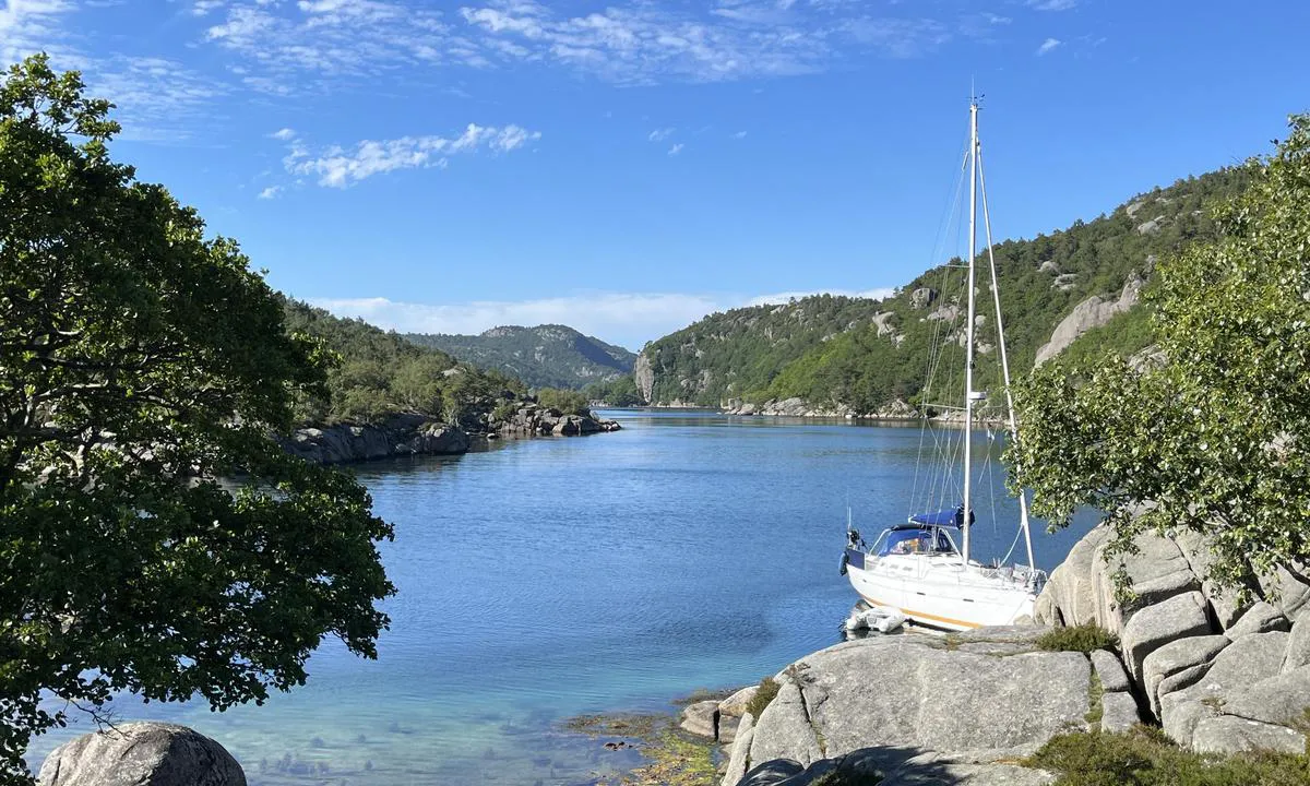 Imsøysundet: {"base": "no", "no": "Naturskj\u00f8nt i Ims\u00f8ysundet. \r\nFine dybder langs land, slik at det g\u00e5r fint \u00e5 legge til langs land med seilb\u00e5t.", "se": "Natursk\u00f6nt i Ims\u00f6ysundet. <br>Bra djup l\u00e4ngs land, s\u00e5 det g\u00e5r bra att l\u00e4gga till l\u00e4ngs land med segelb\u00e5t.", "en": "Scenic in Ims\u00f8ysundet.<br>Good depths along the shore, making it easy to dock along the shore with a sailboat.", "da": "<h1>Natursk\u00f8nt i Ims\u00f8ysundet</h1> Fine dybder langs land, s\u00e5 det g\u00e5r fint at l\u00e6gge til langs land med sejlb\u00e5d."}