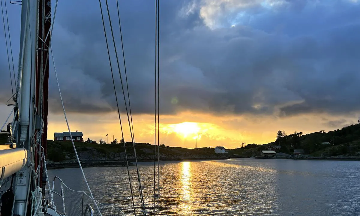 {"base": "no", "no": "Fra ankringsplass Indre Hovdev\u00e5g", "se": "Fr\u00e5n ankringsplatsen Indre Hovdev\u00e5g", "en": "From the anchorage Indre Hovdev\u00e5g", "da": "Fra ankerplads Indre Hovdev\u00e5g"}