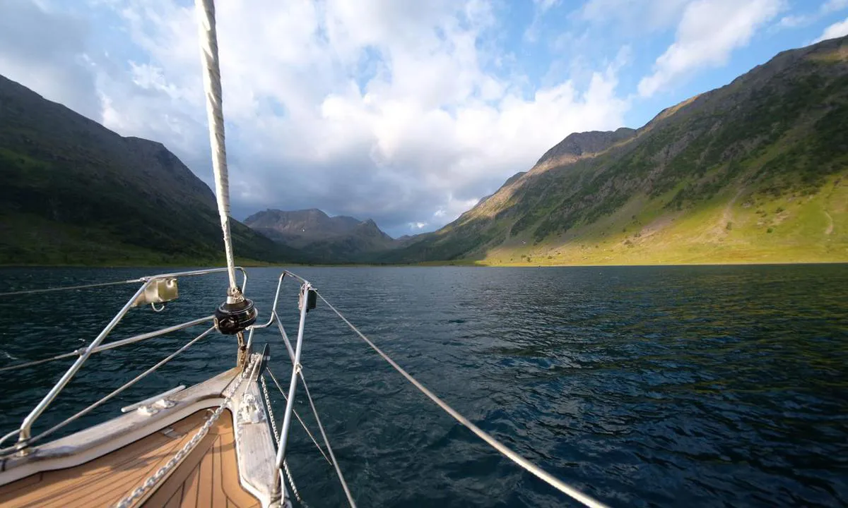 {"base": "no", "no": "Innerst i Indre Lokkarfjord.", "se": "Innerst i Inre Lokkarfjorden.", "en": "Innermost in the Inner Lokkarfjord.", "da": "Inderst i Indre Lokkarfjord."}