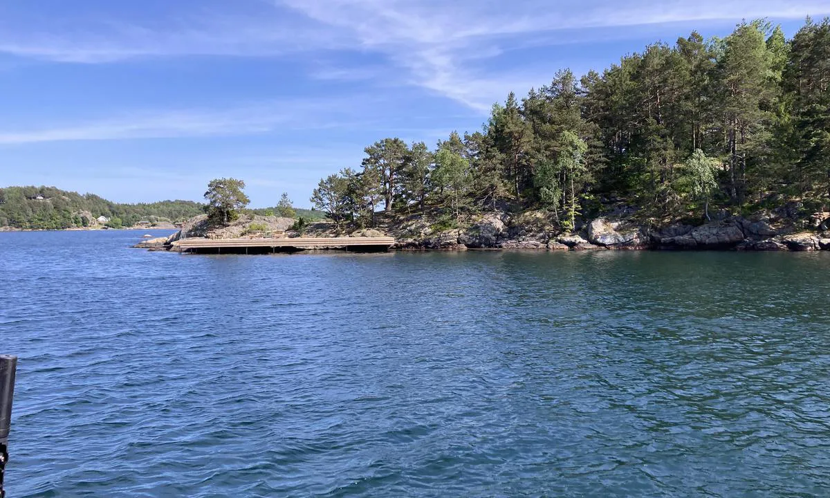 Indre Stølen: {"base": "no", "no": "Relativt ny brygge oppsatt ytterst p\u00e5 \u00f8ya - litt grundt for seilb\u00e5t \u00e5 ligge longside p\u00e5 h\u00f8yre side, men det g\u00e5r \u00e5 ligge longside ytterst p\u00e5 brygga til venstre.", "se": "<p>Relativt ny brygga uppsatt ytterst p\u00e5 \u00f6n - lite grund f\u00f6r segelb\u00e5t att ligga l\u00e5ngsides p\u00e5 h\u00f6ger sida, men det g\u00e5r att ligga l\u00e5ngsides ytterst p\u00e5 bryggan till v\u00e4nster.</p>", "en": "Relatively new pier set up at the outermost part of the island - a bit shallow for a sailboat to lie alongside on the right side, but it's possible to lie alongside at the outer part of the pier on the left.", "da": "Relativt ny bro opsat yderst p\u00e5 \u00f8en - lidt lavvandet for sejlb\u00e5d at ligge langsiden p\u00e5 h\u00f8jre side, men det g\u00e5r at ligge langsiden yderst p\u00e5 broen til venstre."}