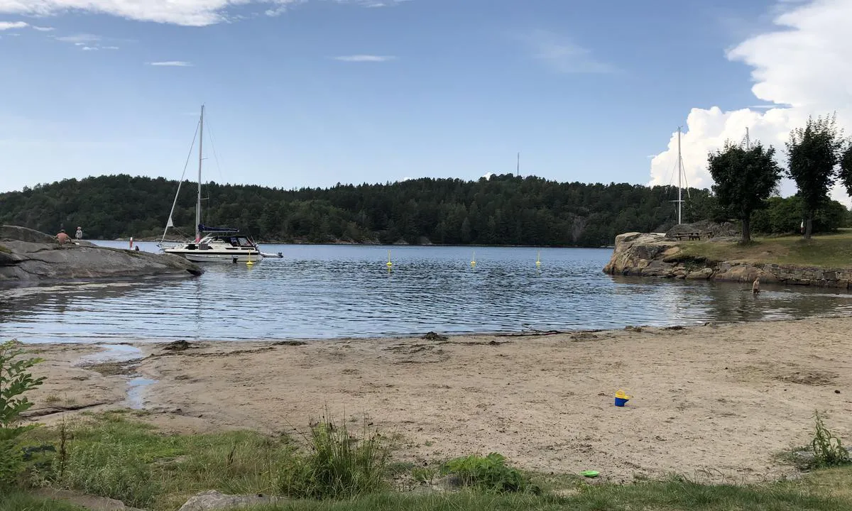 Indre Stølen: {"base": "no", "no": "Flott badestrand.", "se": "Fin badstrand.", "en": "Great swimming beach.", "da": "Flot badestrand."}