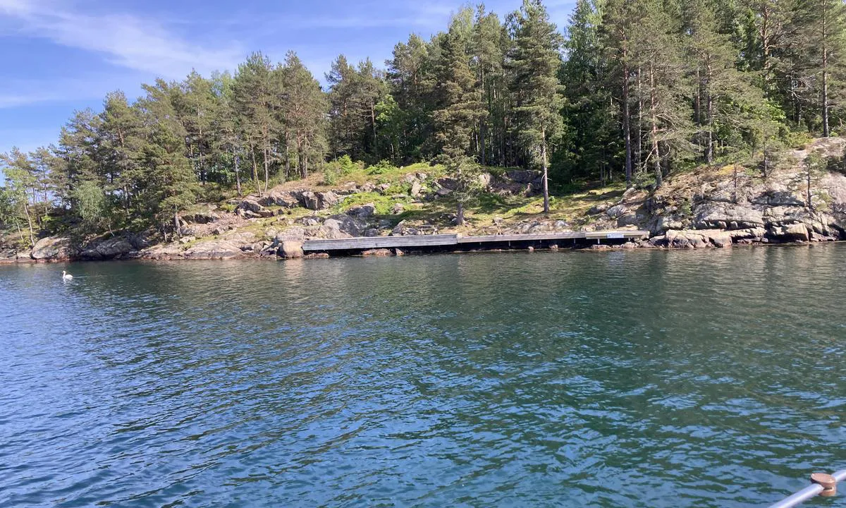 {"base": "no", "no": "Brygge ligger 50meter innenfor ytre brygge. Vi valgte \u00e5 ligge med anker og inn mot brygga da vi har seilb\u00e5t. G\u00e5r ikke longside ser det ut til. Flott sted dersom vindretning er riktig - og fin kvelds sol", "se": "Brygga ligger 50 meter inom yttre bryggan. Vi valde att l\u00e4gga ankare och in mot bryggan eftersom vi har segelb\u00e5t. Verkar inte finnas m\u00f6jlighet att l\u00e4gga l\u00e5ngsides. Fin plats om vindriktningen \u00e4r r\u00e4tt - och fin kv\u00e4llssol", "en": "The dock is located 50 meters inside the outer dock. We chose to anchor and go stern-to the dock as we have a sailboat. It does not look feasible to go alongside. Great place if the wind direction is favorable - and nice evening sun.", "da": "Brov ligger 50 meter inden for ydre bro. Vi valgte at ligge med anker og ind mod broen, da vi har sejlb\u00e5d. Det ser ikke ud til, at man kan ligge langsiden. Flot sted, hvis vindretningen er rigtig - og fin aftensol"}