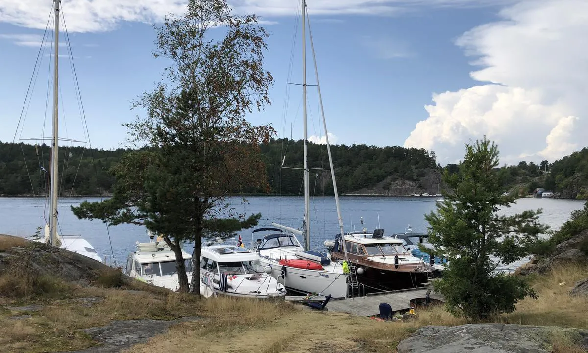 Indre Stølen: {"base": "no", "no": "Fin brygge med god dybde.", "se": "Fin brygga med bra djup.", "en": "Nice pier with good depth.", "da": "Fin bro med god dybde."}