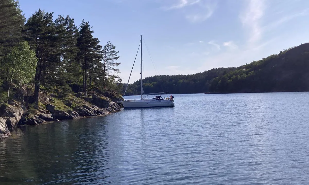 Indre Stølen: {"base": "no", "no": "Bred og fin trebrygge med bord og grill/b\u00e5lpannemulighet st\u00e5ende. Seilb\u00e5t m\u00e5 ligge med anker og inn mot brygge.", "se": "Bred och fin tr\u00e4brygga med bord och grill/eldstadsm\u00f6jlighet st\u00e5ende. Segelb\u00e5t m\u00e5ste ligga med ankare och in mot bryggan.", "en": "Wide and fine wooden pier with tables and grill/fire pit available. Sailboat must be anchored and moored towards the pier.", "da": "Bred og fin tr\u00e6bro med borde og grill/b\u00e5lfad mulighed st\u00e5ende. Sejlb\u00e5d skal ligge med anker og ind mod broen."}