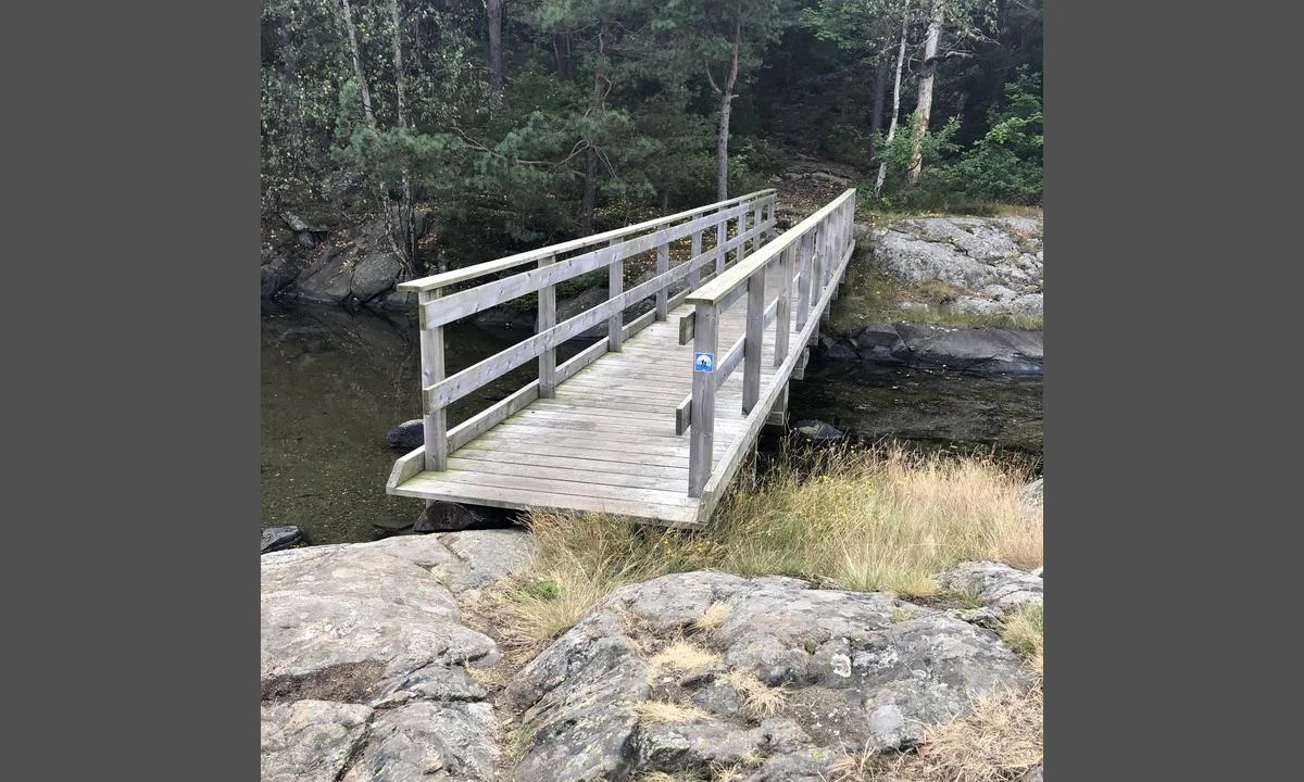 Indre Stølen: {"base": "no", "no": "Kystleden g\u00e5r rundt \u00f8ya.", "se": "Kustleden g\u00e5r runt \u00f6n.", "en": "The Coastal Route goes around the island.", "da": "Kystleden g\u00e5r rundt \u00f8en."}