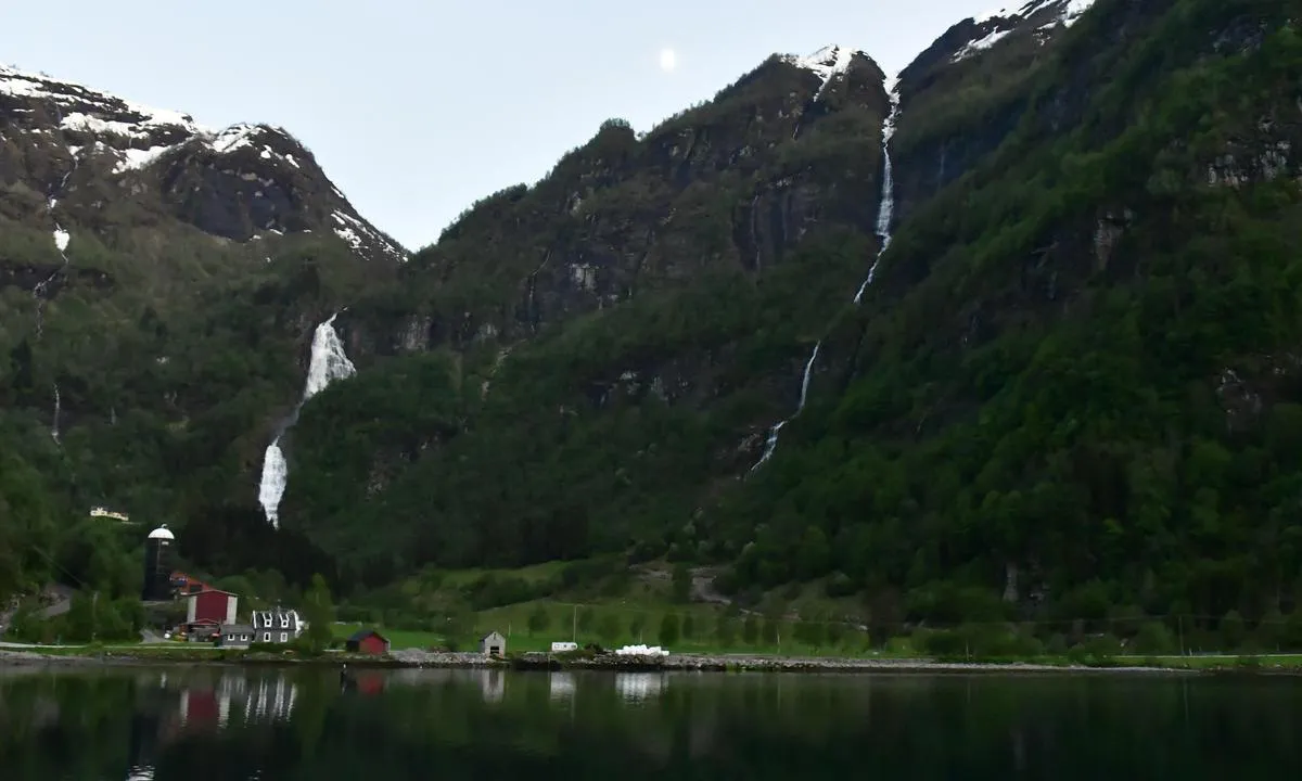 Indrefjorden: Fjell rundt som har høgder på rundt 1000 m