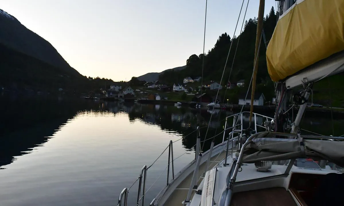 Lengst inne i indrefjorden beskyttar fjella mot vind. Og det er ikkje uvanleg at det er heilt vindstille