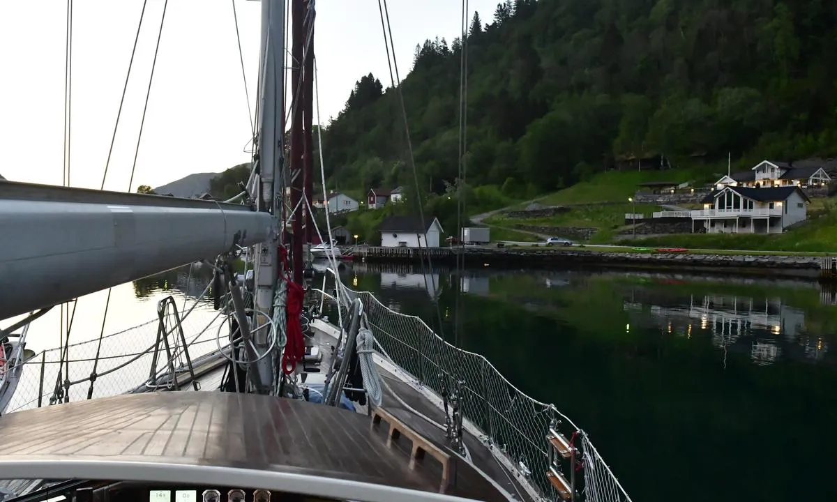 Indrefjorden: Ankring innerst i vika,  dybder 10-15m