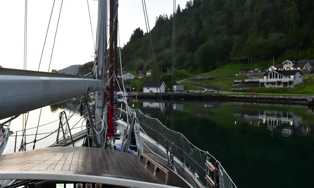 Indrefjorden: {"base": "no", "no": "Ankring innerst i vika,  dybder 10-15m", "se": "Ankring innerst i viken, djup 10-15m", "en": "Anchoring in the innermost part of the bay, depths 10-15m", "da": "Ankring inderst i bugten, dybder 10-15m"}