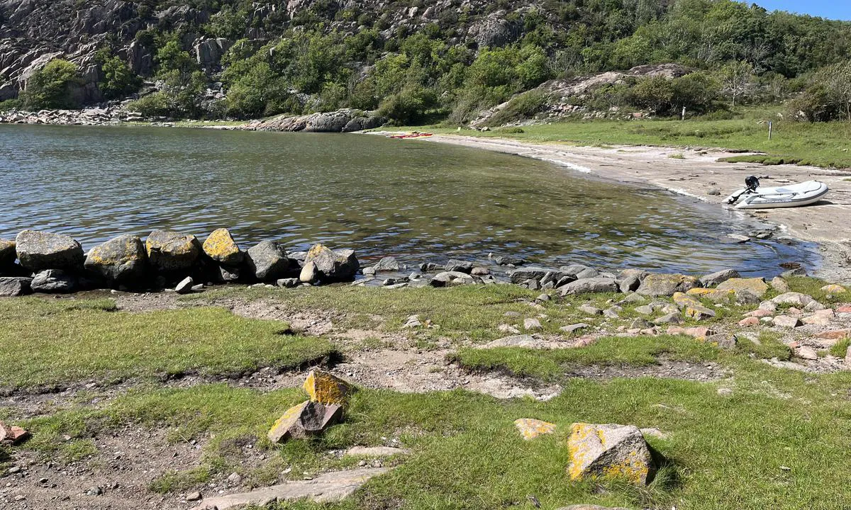 {"base": "no", "no": "Flott sandstrand innerst i viken med 3 grillplasser og turstier", "se": "Fin sandstrand l\u00e4ngst in i viken med 3 grillplatser och vandringsleder", "en": "Beautiful sandy beach at the innermost part of the bay with 3 barbecue areas and hiking trails", "da": "Flot sandstrand inderst i vigen med 3 grillpladser og vandrestier"}