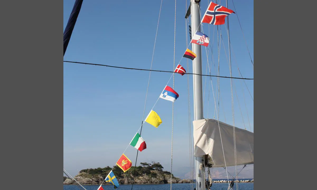 Inousses: {"base": "no", "no": "Storflagging og 17.mai feiring. Bare noen f\u00e5 seilb\u00e5ter s\u00e5 her var godt om plass.", "se": "Storf\u00f6rehissning och 17 maj firande. Bara n\u00e5gra f\u00e5 segelb\u00e5tar s\u00e5 h\u00e4r var gott om plats.", "en": "Full flag display and May 17th celebration. Only a few sailboats, so there was plenty of space.", "da": "Storflagning og 17. maj fejring. Kun nogle f\u00e5 sejlb\u00e5de, s\u00e5 her var god plads."}