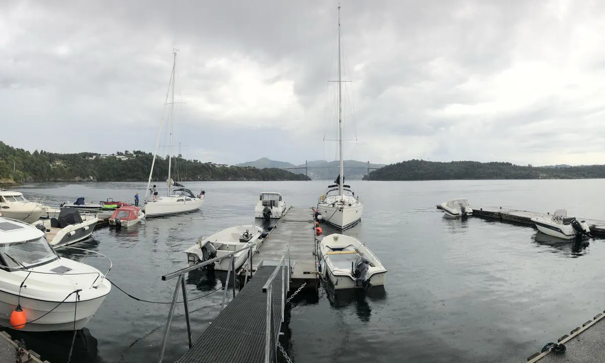 Isdalstø: {"base": "no", "no": "Gjesteplass p\u00e5 bryggen tv. p\u00e5 ytre h\u00f8yre sett fra land.", "se": "G\u00e4stplats p\u00e5 bryggan tv. p\u00e5 yttre h\u00f6gra sett fr\u00e5n land.", "en": "Guest berth on the dock to port side on the outer right as seen from the shore.", "da": "G\u00e6steplads p\u00e5 broen tv. p\u00e5 ydre h\u00f8jre set fra land."}