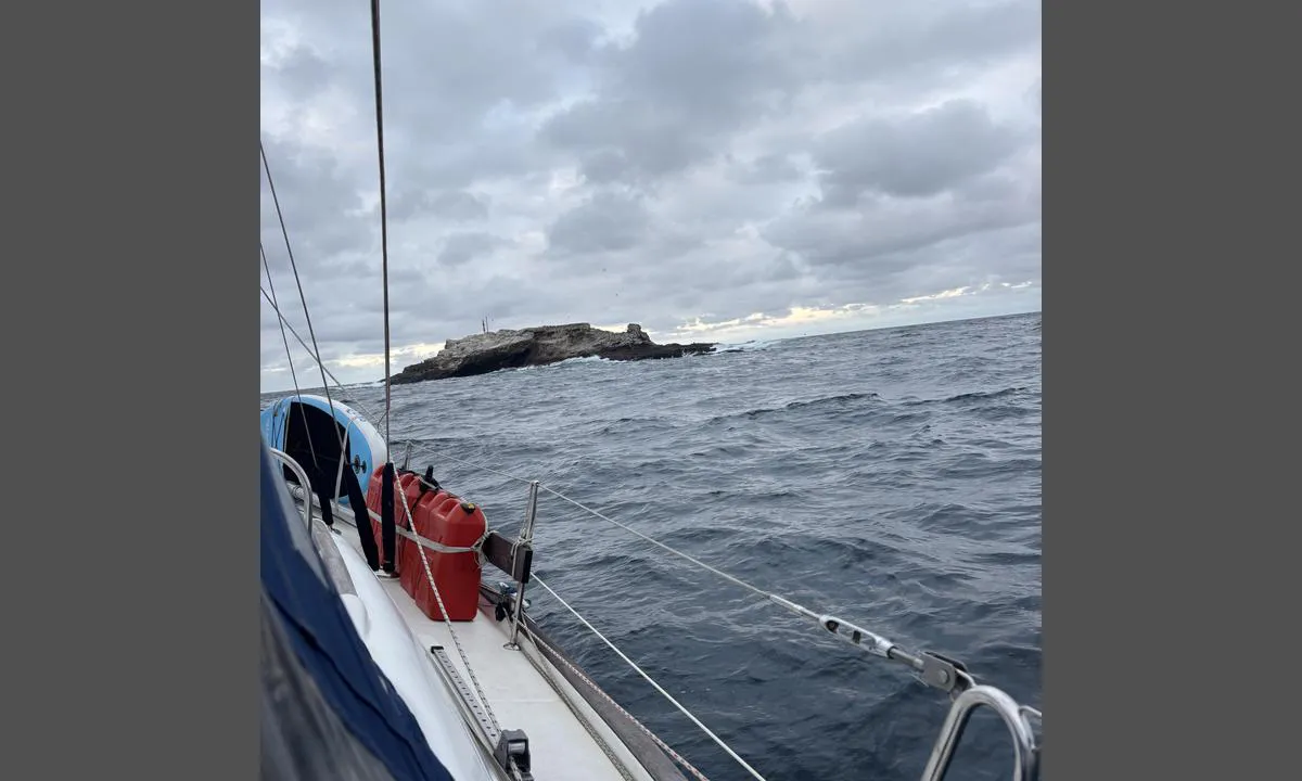 {"base": "no", "no": "Nesten ok for en natt MYE svel etter sj\u00f8 som bryter p\u00e5 revene ved \u00f8yen. Litt le for vind fra vest", "se": "N\u00e4stan ok f\u00f6r en natt MYCKET sj\u00f6g\u00e5ng efter sj\u00f6 som bryter p\u00e5 reven vid \u00f6n. Lite l\u00e4 f\u00f6r vind fr\u00e5n v\u00e4st", "en": "Almost okay for a night. A LOT of swell after sea breaking on the reefs near the island. Some shelter from winds from the west.", "da": "N\u00e6sten ok for en nat MEGET sv\u00e6v efter s\u00f8 bryder p\u00e5 revene ved \u00f8en. Lidt l\u00e6 for vind fra vest", "fr": "Presque correct pour une nuit BEAUCOUP de houle apr\u00e8s la mer qui se brise sur les r\u00e9cifs pr\u00e8s de l'\u00eele. Un peu d'abri contre le vent de l'ouest", "de": "Fast okay f\u00fcr eine Nacht. VIEL Sog nach Seegang, der bei den Riffen der Insel bricht. Wenig Schutz vor Westwind.", "es": "Casi aceptable para una noche MUCHOS balanceos debido a las olas que rompen en los arrecifes cerca de la isla. Algo de abrigo contra el viento del oeste", "it": "Quasi ok per una notte MOLTO rollio dopo il mare che si rompe sui frangiflutti dell'isola. Un po' di riparo dal vento da ovest", "pt": "Quase ok para uma noite, MUITO balan\u00e7o devido ao mar que rebenta nos recifes perto da ilha. Pouca prote\u00e7\u00e3o contra o vento do oeste.", "nl": "Bijna ok voor een nacht VEEL deining na zee die breekt op de riffen bij het eiland. Een beetje bescherming tegen wind uit het westen", "pl": "Prawie w porz\u0105dku na jedn\u0105 noc DU\u017bO ko\u0142ysania po morzu rozbijaj\u0105cym si\u0119 o rafy przy wyspie. Troch\u0119 os\u0142ony przed wiatrem z zachodu", "uk": "\u041c\u0430\u0439\u0436\u0435 \u043f\u0440\u0438\u0439\u043d\u044f\u0442\u043d\u043e \u043d\u0430 \u043e\u0434\u043d\u0443 \u043d\u0456\u0447 <br> \u0411\u0410\u0413\u0410\u0422\u041e \u0445\u0432\u0438\u043b\u044c \u0447\u0435\u0440\u0435\u0437 \u043c\u043e\u0440\u0435, \u0449\u043e \u0440\u043e\u0437\u0431\u0438\u0432\u0430\u0454\u0442\u044c\u0441\u044f \u043e\u0431 \u0440\u0438\u0444\u0438 \u0431\u0456\u043b\u044f \u043e\u0441\u0442\u0440\u043e\u0432\u0430. <br> \u041d\u0435\u0432\u0435\u043b\u0438\u043a\u0438\u0439 \u0437\u0430\u0445\u0438\u0441\u0442 \u0432\u0456\u0434 \u0437\u0430\u0445\u0456\u0434\u043d\u043e\u0433\u043e \u0432\u0456\u0442\u0440\u0443", "ro": "Aproape ok pentru o noapte MULT\u0102 unduire dup\u0103 ce marea love\u0219te recifurile de pe l\u00e2ng\u0103 insul\u0103. Pu\u021bin ad\u0103post pentru v\u00e2ntul din vest", "tr": "Gece i\u00e7in neredeyse uygun, adadaki resiflerde k\u0131r\u0131lan denizden sonra \u00c7OK fazla yutulma. Bat\u0131dan gelen r\u00fczgarlara kar\u015f\u0131 biraz korunakl\u0131.", "el": "\u03a3\u03c7\u03b5\u03b4\u03cc\u03bd \u03b5\u03bd\u03c4\u03ac\u03be\u03b5\u03b9 \u03b3\u03b9\u03b1 \u03bc\u03af\u03b1 \u03bd\u03cd\u03c7\u03c4\u03b1 \u03a0\u039f\u039b\u03a5 \u03ba\u03cd\u03bc\u03b1 \u03bc\u03b5\u03c4\u03ac \u03b8\u03ac\u03bb\u03b1\u03c3\u03c3\u03b1 \u03c0\u03bf\u03c5 \u03c3\u03c0\u03ac\u03b6\u03b5\u03b9 \u03c3\u03c4\u03b1 \u03c5\u03c6\u03ac\u03bb\u03bf\u03c5\u03c2 \u03c3\u03c4\u03bf \u03bd\u03b7\u03c3\u03af. \u039b\u03af\u03b3\u03bf \u03ba\u03b1\u03c4\u03b1\u03c6\u03cd\u03b3\u03b9\u03bf \u03b1\u03c0\u03cc \u03c4\u03bf\u03bd \u03ac\u03bd\u03b5\u03bc\u03bf \u03b1\u03c0\u03cc \u03c4\u03b7 \u03b4\u03cd\u03c3\u03b7", "cs": "Skoro ok na jednu noc. MNOHO vln po mo\u0159i, kter\u00e9 proraz\u00ed na \u00fatesech p\u0159i ostrov\u011b. Trochu z\u00e1v\u011bt\u0159\u00ed p\u0159i v\u011btru ze z\u00e1padu.", "hu": "Majdnem megfelel\u0151 egy \u00e9jszak\u00e1ra. SOK hull\u00e1mver\u00e9s a szigeten tal\u00e1lhat\u00f3 z\u00e1tonyokhoz csap\u00f3d\u00f3 tenger miatt. Kev\u00e9s sz\u00e9lv\u00e9detts\u00e9get ny\u00fajt a nyugati sz\u00e9lt\u0151l.", "fi": "L\u00e4hes ok yhdeksi y\u00f6ksi PALJON keikuntaa meriaallon murtuessa saarien riuttoihin. Jonkin verran suojaa l\u00e4nsituulelta", "bg": "\u041f\u043e\u0447\u0442\u0438 \u0441\u0442\u0430\u0432\u0430 \u0437\u0430 \u0435\u0434\u043d\u0430 \u043d\u043e\u0449 \u041c\u041d\u041e\u0413\u041e \u043a\u043b\u0430\u0442\u0443\u0448\u043a\u0430\u043d\u0435 \u0441\u043b\u0435\u0434 \u043c\u043e\u0440\u0435\u0442\u043e, \u043a\u043e\u0435\u0442\u043e \u0441\u0435 \u0440\u0430\u0437\u0431\u0438\u0432\u0430 \u0432 \u0440\u0438\u0444\u043e\u0432\u0435\u0442\u0435 \u043f\u0440\u0438 \u043e\u0441\u0442\u0440\u043e\u0432\u0430. \u041c\u0430\u043b\u043a\u043e \u0437\u0430\u0449\u0438\u0442\u0430 \u043e\u0442 \u0437\u0430\u043f\u0430\u0434\u043d\u0438\u044f \u0432\u044f\u0442\u044a\u0440", "sr": "Skoro u redu za jednu no\u0107 <br>MNOGO talasa zbog mora koje se lomi na grebenima kod ostrva. Malo zavetrine od vetra sa zapada", "et": "Peaaegu OK \u00fcheks \u00f6\u00f6ks. PALJU lainetust p\u00e4rast merd, mis murrab saare riffidel. Veidi tuulevarju l\u00e4\u00e4netuule eest.", "lv": "Gandr\u012bz labi vienai naktij DAUDZ vi\u013c\u0146u p\u0113c j\u016bras, kas vi\u013c\u0146ojas uz rifiem pie salas. Nedaudz aizv\u0113j\u0101 pret v\u0113ju no rietumiem", "lt": "Beveik gerai vienai nak\u010diai. DAUG bangavimo po bangos lau\u017eymo ant rif\u0173 prie salos. \u0160iek tiek v\u0117jo priedanga nuo vakar\u0173 v\u0117jo"}