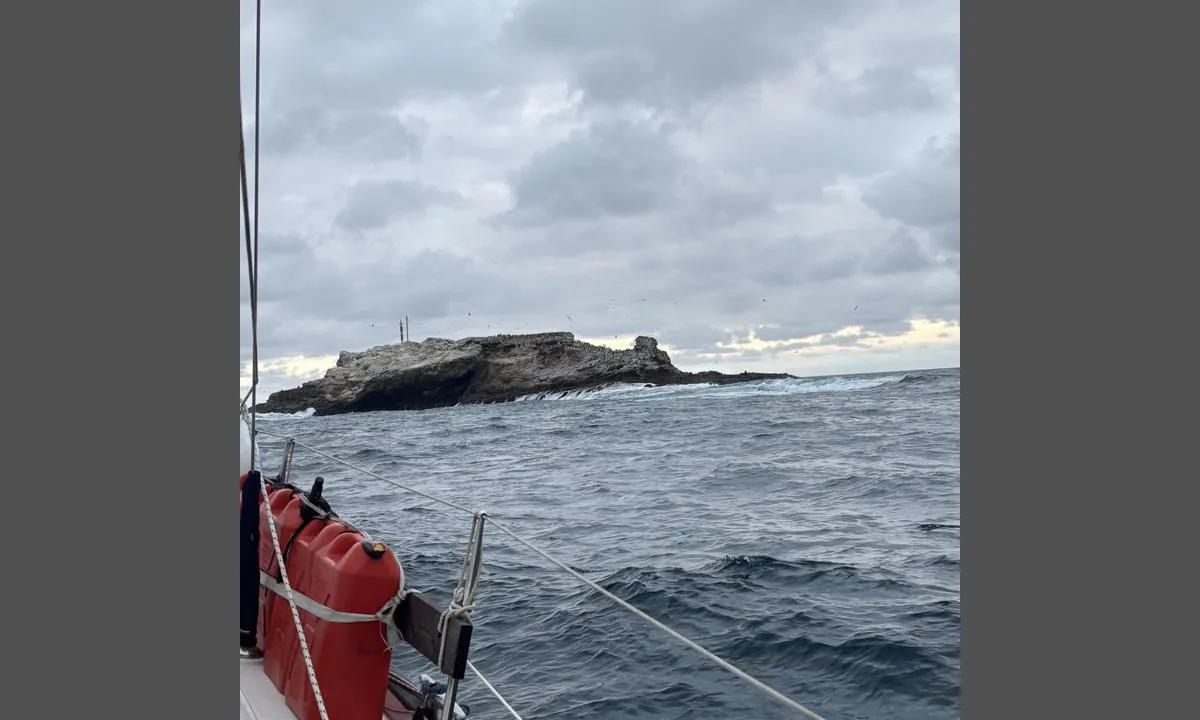 {"base": "no", "no": "Liten \u00f8y like 3,5 nautiske vest for Valdivia", "se": "Liten \u00f6 strax 3,5 nautiska mil v\u00e4ster om Valdivia", "en": "Small island just 3.5 nautical miles west of Valdivia", "da": "Lille \u00f8 lige 3,5 nautiske mil vest for Valdivia", "fr": "Petite \u00eele \u00e0 environ 3,5 milles nautiques \u00e0 l'ouest de Valdivia", "de": "Kleine Insel ca. 3,5 Seemeilen westlich von Valdivia", "es": "Peque\u00f1a isla a solo 3,5 millas n\u00e1uticas al oeste de Valdivia", "it": "Piccola isola a circa 3,5 miglia nautiche a ovest di Valdivia", "pt": "Pequena ilha a apenas 3,5 milhas n\u00e1uticas a oeste de Valdivia", "nl": "Klein eiland op slechts 3,5 nautische mijl ten westen van Valdivia", "pl": "Ma\u0142a wyspa oko\u0142o 3,5 mili morskiej na zach\u00f3d od Valdivia", "uk": "\u041d\u0435\u0432\u0435\u043b\u0438\u043a\u0438\u0439 \u043e\u0441\u0442\u0440\u0456\u0432 \u043f\u0440\u0438\u0431\u043b\u0438\u0437\u043d\u043e \u0437\u0430 3,5 \u043c\u043e\u0440\u0441\u044c\u043a\u0438\u0445 \u043c\u0438\u043b\u044c \u043d\u0430 \u0437\u0430\u0445\u0456\u0434 \u0432\u0456\u0434 \u0412\u0430\u043b\u044c\u0434\u0456\u0432\u0456\u0457", "ro": "Insul\u0103 mic\u0103 situat\u0103 la 3,5 mile nautice vest de Valdivia", "tr": "Valdivia'n\u0131n tam 3,5 deniz mili bat\u0131s\u0131nda k\u00fc\u00e7\u00fck bir ada", "el": "\u039c\u03b9\u03ba\u03c1\u03cc \u03bd\u03b7\u03c3\u03af \u03b1\u03ba\u03c1\u03b9\u03b2\u03ce\u03c2 3,5 \u03bd\u03b1\u03c5\u03c4\u03b9\u03ba\u03ac \u03bc\u03af\u03bb\u03b9\u03b1 \u03b4\u03c5\u03c4\u03b9\u03ba\u03ac \u03b1\u03c0\u03cc \u03c4\u03bf \u0392\u03b1\u03bb\u03b4\u03af\u03b2\u03b9\u03b1", "cs": "Mal\u00fd ostrov asi 3,5 n\u00e1mo\u0159n\u00edch mil z\u00e1padn\u011b od Valdivie", "hu": "Kis sziget 3,5 tengeri m\u00e9rf\u00f6ldre nyugatra Valdivia-t\u00f3l", "fi": "Pieni saari noin 3,5 meripeninkulman p\u00e4\u00e4ss\u00e4 Valdiviasta l\u00e4nteen", "bg": "\u041c\u0430\u043b\u044a\u043a \u043e\u0441\u0442\u0440\u043e\u0432 \u043d\u0430 \u043e\u043a\u043e\u043b\u043e 3,5 \u043c\u043e\u0440\u0441\u043a\u0438 \u043c\u0438\u043b\u0438 \u0437\u0430\u043f\u0430\u0434\u043d\u043e \u043e\u0442 \u0412\u0430\u043b\u0434\u0438\u0432\u0438\u044f", "sr": "Malo ostrvo samo 3,5 nauti\u010dkih zapadno od Valdivije", "et": "V\u00e4ike saar otse 3,5 meremiili Valdiviast l\u00e4\u00e4nes", "lv": "Maza sala tie\u0161i 3,5 j\u016bras j\u016bdzes uz rietumiem no Valdivijas", "lt": "Ma\u017ea sala u\u017e 3,5 j\u016brmyli\u0173 \u012f vakarus nuo Valdivijos"}
