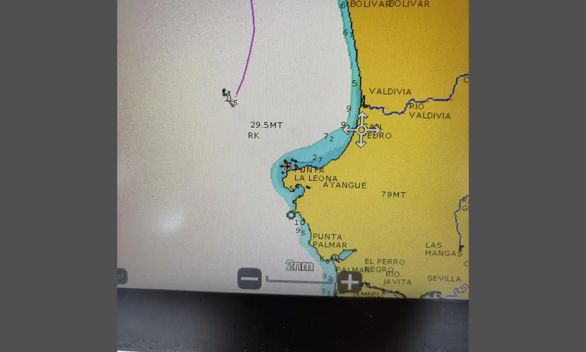 Isla El Pelade: {"base": "no", "no": "Bilde fra navigasjons skjermen", "se": "Bild fr\u00e5n navigationssk\u00e4rmen", "en": "Image from the navigation screen", "da": "Billede fra navigationssk\u00e6rmen", "fr": "Image de l'\u00e9cran de navigation", "de": "Bild vom Navigationsbildschirm", "es": "Imagen de la pantalla de navegaci\u00f3n", "it": "Immagine dallo schermo di navigazione", "pt": "Imagem da tela de navega\u00e7\u00e3o", "nl": "Afbeelding van het navigatiescherm", "pl": "Obraz z ekranu nawigacyjnego", "uk": "\u0417\u043e\u0431\u0440\u0430\u0436\u0435\u043d\u043d\u044f \u0437 \u043d\u0430\u0432\u0456\u0433\u0430\u0446\u0456\u0439\u043d\u043e\u0433\u043e \u0435\u043a\u0440\u0430\u043d\u0443", "ro": "Imagine de pe ecranul de naviga\u021bie", "tr": "Navigasyon ekran\u0131n\u0131n g\u00f6r\u00fcnt\u00fcs\u00fc", "el": "\u0395\u03b9\u03ba\u03cc\u03bd\u03b1 \u03b1\u03c0\u03cc \u03c4\u03b7\u03bd \u03bf\u03b8\u03cc\u03bd\u03b7 \u03bd\u03b1\u03c5\u03c3\u03b9\u03c0\u03bb\u03bf\u0390\u03b1\u03c2", "cs": "Obr\u00e1zek z naviga\u010dn\u00ed obrazovky", "hu": "K\u00e9p a navig\u00e1ci\u00f3s k\u00e9perny\u0151r\u0151l", "fi": "Kuva navigointin\u00e4yt\u00f6lt\u00e4", "bg": "\u0418\u0437\u043e\u0431\u0440\u0430\u0436\u0435\u043d\u0438\u0435 \u043e\u0442 \u0435\u043a\u0440\u0430\u043d\u0430 \u0437\u0430 \u043d\u0430\u0432\u0438\u0433\u0430\u0446\u0438\u044f", "sr": "\u0421\u043b\u0438\u043a\u0430 \u0441\u0430 \u043d\u0430\u0432\u0438\u0433\u0430\u0446\u0438\u043e\u043d\u043e\u0433 \u0435\u043a\u0440\u0430\u043d\u0430", "et": "Pilt navigatsiooniekraanilt", "lv": "Att\u0113ls no navig\u0101cijas ekr\u0101na", "lt": "Vaizdas i\u0161 navigacijos ekrano"}