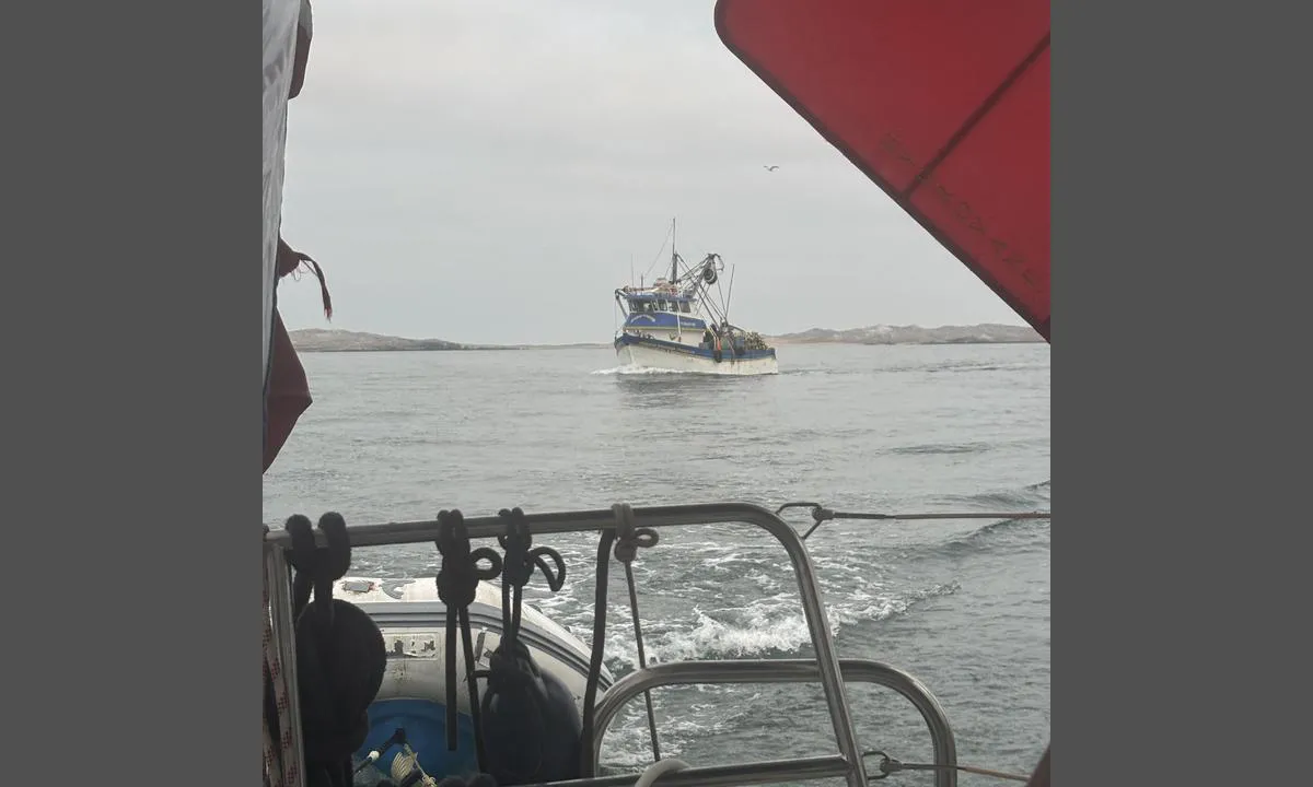 Isla Lobas de Tierra: {"base": "no", "no": "Lokal fiskeb\u00e5t p\u00e5 vei til dagens fiskefelt", "se": "Lokal fiskeb\u00e5t p\u00e5 v\u00e4g till dagens fiskeomr\u00e5de", "en": "Local fishing boat on its way to today's fishing grounds", "da": "Lokal fiskeb\u00e5d p\u00e5 vej til dagens fiskefelt", "fr": "Bateau de p\u00eache local en route vers le champ de p\u00eache du jour", "de": "Lokales Fischerboot auf dem Weg zu den heutigen Fanggr\u00fcnden", "es": "Barco pesquero local en camino al caladero del d\u00eda", "it": "Peschereccio locale in rotta verso il campo di pesca del giorno", "pt": "Barco de pesca local a caminho da zona de pesca do dia", "nl": "Lokale vissersboot op weg naar het dagelijkse visgebied", "pl": "Lokalna \u0142\u00f3d\u017a rybacka p\u0142yn\u0105ca na dzisiejsze \u0142owisko", "uk": "\u041c\u0456\u0441\u0446\u0435\u0432\u0438\u0439 \u0440\u0438\u0431\u0430\u043b\u044c\u0441\u044c\u043a\u0438\u0439 \u0447\u043e\u0432\u0435\u043d \u043f\u0440\u044f\u043c\u0443\u0454 \u0434\u043e \u0441\u044c\u043e\u0433\u043e\u0434\u043d\u0456\u0448\u043d\u044c\u043e\u0433\u043e \u0440\u0438\u0431\u043e\u043b\u043e\u0432\u043d\u043e\u0433\u043e \u0440\u0430\u0439\u043e\u043d\u0443", "ro": "Barc\u0103 de pescuit local\u0103 \u00een drum spre locul de pescuit pentru ziua de azi", "tr": "G\u00fcnl\u00fck bal\u0131k av\u0131 alan\u0131na giden yerel bal\u0131k\u00e7\u0131 teknesi", "el": "\u03a4\u03bf\u03c0\u03b9\u03ba\u03cc \u03b1\u03bb\u03b9\u03b5\u03c5\u03c4\u03b9\u03ba\u03cc \u03c3\u03ba\u03ac\u03c6\u03bf\u03c2 \u03c3\u03c4\u03bf\u03bd \u03b4\u03c1\u03cc\u03bc\u03bf \u03c0\u03c1\u03bf\u03c2 \u03c4\u03b7\u03bd \u03c3\u03b7\u03bc\u03b5\u03c1\u03b9\u03bd\u03ae \u03c0\u03b5\u03c1\u03b9\u03bf\u03c7\u03ae \u03b1\u03bb\u03b9\u03b5\u03af\u03b1\u03c2", "cs": "M\u00edstn\u00ed ryb\u00e1\u0159sk\u00e1 lo\u010f na cest\u011b k dne\u0161n\u00edmu ryb\u00e1\u0159sk\u00e9mu poli", "hu": "Helyi hal\u00e1szhaj\u00f3 \u00fatban a napi hal\u00e1szter\u00fclet fel\u00e9", "fi": "Paikallinen kalastusalus matkalla p\u00e4iv\u00e4n kalastusalueelle", "bg": "\u041c\u0435\u0441\u0442\u043d\u0430 \u0440\u0438\u0431\u043e\u043b\u043e\u0432\u043d\u0430 \u043b\u043e\u0434\u043a\u0430 \u043d\u0430 \u043f\u044a\u0442 \u0437\u0430 \u0434\u043d\u0435\u0448\u043d\u043e\u0442\u043e \u0440\u0438\u0431\u043e\u043b\u043e\u0432\u043d\u043e \u043f\u043e\u043b\u0435", "sr": "Lokalni ribarski brod na putu ka dana\u0161njem ribolovnom podru\u010dju", "et": "Kohalik kalalaev teel t\u00e4nasele kalap\u00fc\u00fcgialale", "lv": "Viet\u0113j\u0101 zvejas laiva dodas uz \u0161odienas zvejas lauku", "lt": "Vietin\u0117 \u017evejybin\u0117 valtis pakeliui \u012f \u0161iandienos \u017euvininkyst\u0117s plot\u0105"}