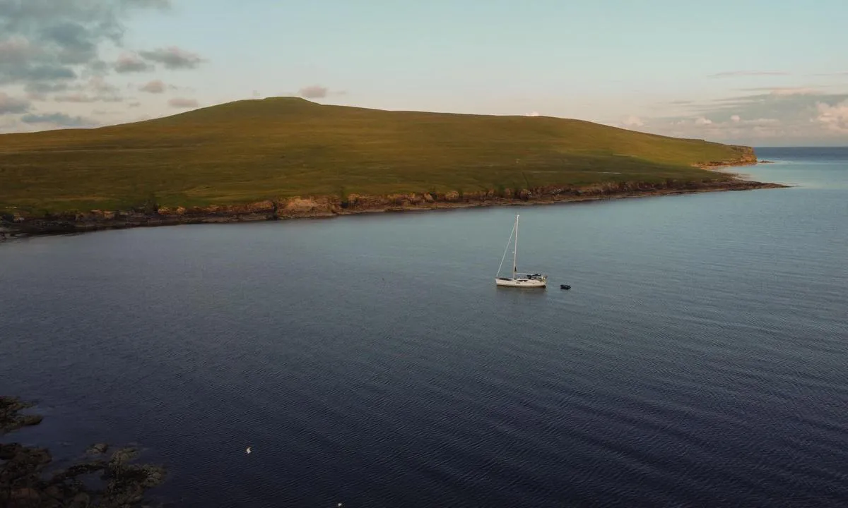 Isle of Noss Bay: {"base": "no", "no": "Eksponert fra s\u00f8r. Fin plass ved nordlig vind. Det er en spott midt i viken p\u00e5 7-8m dybde med sand som holder godt, l\u00e5 som st\u00f8pt her i liten kuling.\r\nV\u00e6r obs p\u00e5 grunner p\u00e5 babord side ved inngang til viken. Naturreservat, fantastisk plass, tusenvis av sj\u00f8fugl p\u00e5 \u00f8stsiden i sommer sesongen og masse sel i viken.\r\nBildet er tatt mot \u00f8st hvor det g\u00e5r tursti ut til fuglefjell. Er v\u00e6ret bra er b\u00e5ttur p\u00e5 utsiden langs fuglefjellet spektakul\u00e6rt.", "se": "Exponerad fr\u00e5n s\u00f6der. Fin plats vid nordlig vind. Det finns en plats mitt i viken p\u00e5 7-8m djup med sand som h\u00e5ller bra, l\u00e5g som gjuten h\u00e4r i liten kuling.<br>Var uppm\u00e4rksam p\u00e5 grund p\u00e5 babord sida vid ing\u00e5ngen till viken. Naturreservat, fantastisk plats, tusentals sj\u00f6f\u00e5glar p\u00e5 \u00f6stsidan under sommars\u00e4songen och massor av s\u00e4lar i viken.<br>Bilden \u00e4r tagen mot \u00f6ster d\u00e4r det g\u00e5r en vandringsled ut till f\u00e5gelberget. \u00c4r v\u00e4dret bra \u00e4r en b\u00e5ttur p\u00e5 utsidan l\u00e4ngs f\u00e5gelberget spektakul\u00e4r.", "en": "Exposed from the south. Nice place with northern wind. There is a spot in the middle of the bay at a depth of 7-8m with sand that holds well, lay as if anchored here in a mild gale. Be aware of shallows on the port side at the entrance to the bay. Nature reserve, fantastic spot, thousands of seabirds on the eastern side during the summer season and lots of seals in the bay. The picture is taken towards the east where there is a hiking trail out to the bird cliffs. If the weather is good, a boat trip along the outside of the bird cliffs is spectacular.", "da": "Eksponeret fra syd. Fin plads ved nordlig vind. Der er en plet midt i vigen p\u00e5 7-8m dybde med sand som holder godt, l\u00e5 som st\u00f8bt her i let kuling. V\u00e6r opm\u00e6rksom p\u00e5 grunde p\u00e5 bagbord side ved indgangen til vigen. Naturreservat, fantastisk sted, tusindvis af havfugle p\u00e5 \u00f8stsiden i sommers\u00e6sonen og masser af s\u00e6ler i vigen. Billedet er taget mod \u00f8st hvor der g\u00e5r en vandresti ud til fuglebjerget. Er vejret godt er en b\u00e5dtur p\u00e5 ydersiden langs fuglebjerget spektakul\u00e6rt."}
