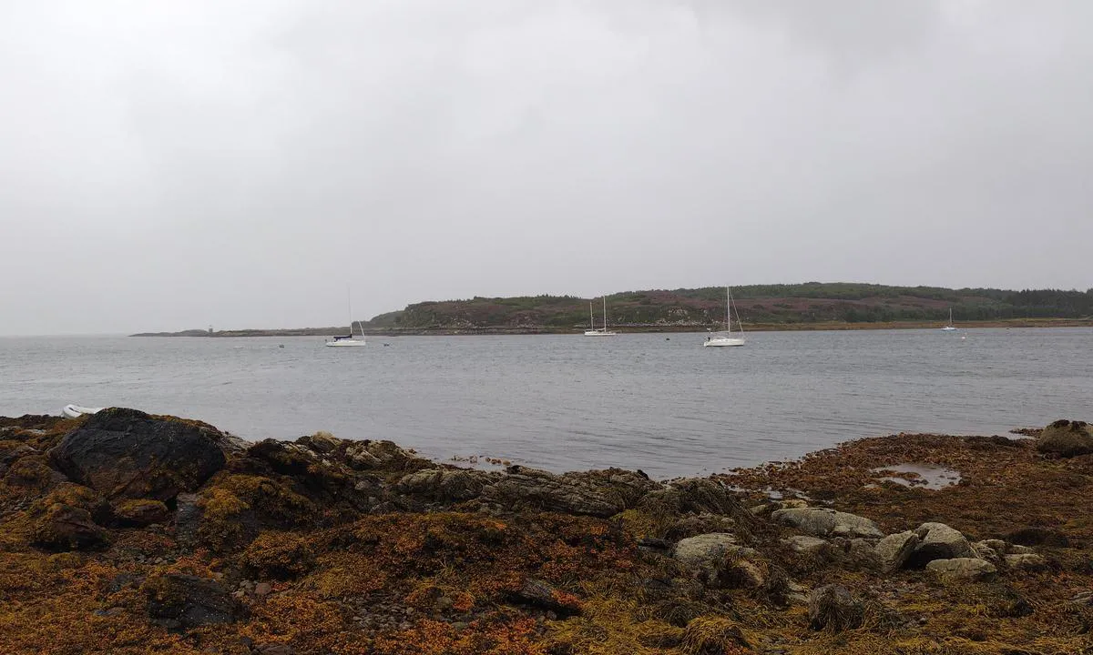 Isleornsay Harbour: {"base": "en", "no": "Bilde mot \u00f8st.", "se": "Bild mot \u00f6ster.", "en": "Picture towards east.", "da": "Billede mod \u00f8st."}