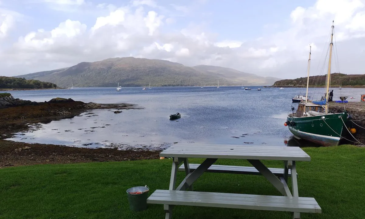 Isleornsay Harbour: {"base": "en", "no": "Utsikt over bukten mot nord fra Caelic Whiskies destilleri. Den gamle steinbryggen til h\u00f8yre.", "se": "Med utsikt \u00f6ver bukten mot norr fr\u00e5n Caelic Whiskies-destilleriet. Den gamla stenpiren till h\u00f6ger.", "en": "Overlooking the bay towards north from the Caelic Whiskies distillety.\r\nThe old Stone pier on the right.", "da": "Udsigt over bugten mod nord fra Caelic Whiskies destilleri. Den gamle stenmole til h\u00f8jre."}