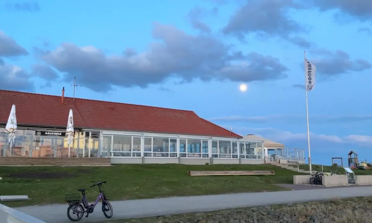 Jachthafen Norderney: {"base": "en", "no": "Restaurant i samme bygning som marinaen", "se": "Restaurang i samma byggnad som marinan", "en": "Restaurant in same bildning as the marina", "da": "Restaurant i samme bygning som marinaen"}