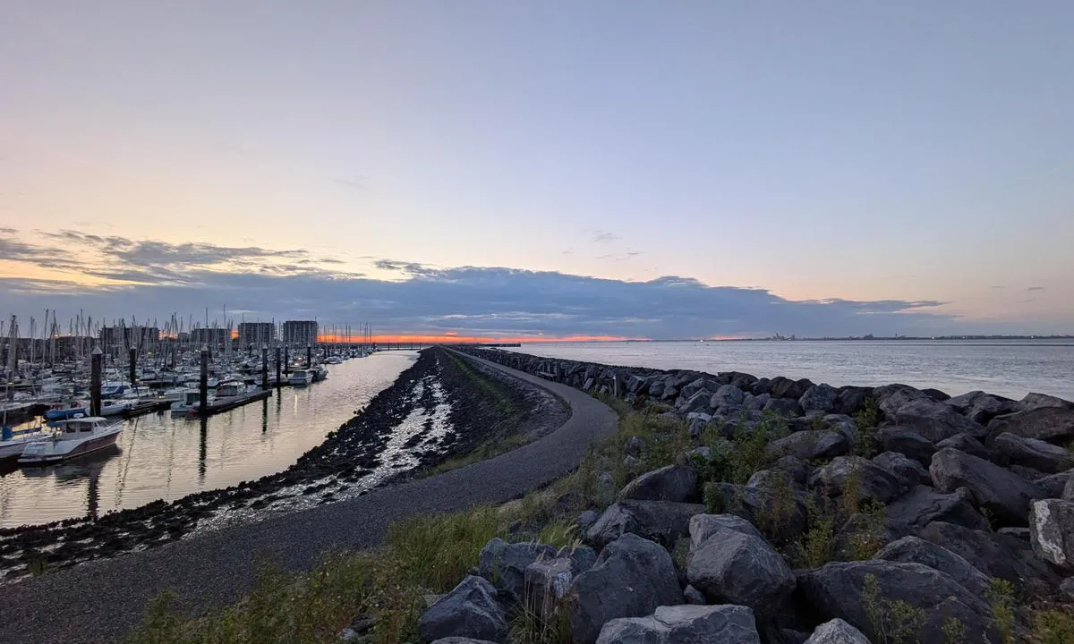 Jachthaven Breskens BV - Sluis: {"base": "en", "no": "Ser mot vest. Til venstre er havnebassenget. Til venstre er Westerschelde. Du kan ogs\u00e5 se bygningene i Vlissingen til h\u00f8yre.", "se": "Tittar v\u00e4sterut. Till v\u00e4nster \u00e4r hamnbass\u00e4ngen. Till v\u00e4nster \u00e4r Westerschelde. Du kan ocks\u00e5 se byggnaderna i Vlissingen p\u00e5 h\u00f6ger sida.", "en": "Looking west. On the left is the harbour bassin. On the left the Westershelde. You can see the buildings of Vlissingen on the right as well.", "da": "Udsigt mod vest. Til venstre er havnebassinet. Til venstre Westerschelde. Du kan ogs\u00e5 se bygningerne i Vlissingen til h\u00f8jre."}