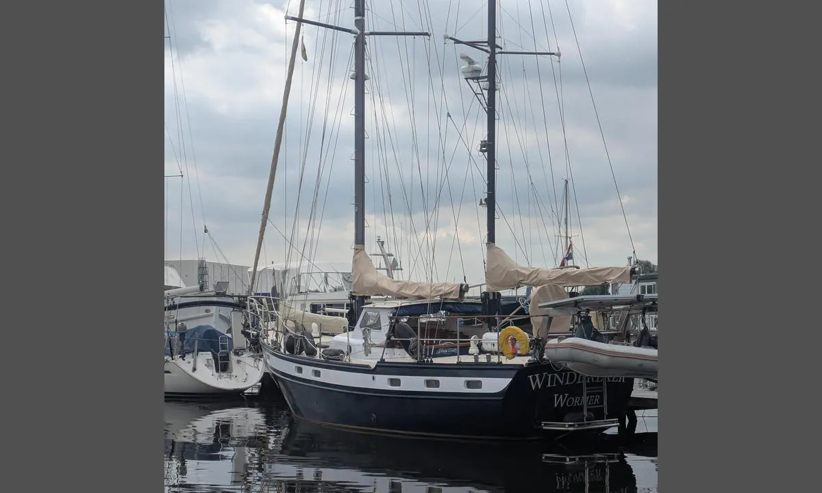 {"base": "en", "no": "Flott marina for et stopp fra innlandet eller Nordsj\u00f8en. Det finnes en restaurant p\u00e5 marinaen og sykler hvis du vil gj\u00f8re noen innkj\u00f8p p\u00e5 supermarkedet.", "se": "Utm\u00e4rkt marina f\u00f6r ett stopp fr\u00e5n inlandet eller Nordsj\u00f6n. Det finns en restaurang vid marinan och cyklar om du vill handla i stormarknaden.", "en": "Great marina for a stopover from the inland or Noordzee. There is a restaurant at the marina and bicycle's if you want too do some shopping at the supermarket.", "da": "Fantastisk marina til et stop p\u00e5 rejsen fra indlandet eller Nords\u00f8en. Der er en restaurant ved marinaen og cykler, hvis du vil lave nogle indk\u00f8b i supermarkedet.", "fr": "Grande marina pour une escale depuis l'int\u00e9rieur des terres ou la Noordzee. Il y a un restaurant \u00e0 la marina et des v\u00e9los si vous voulez faire du shopping au supermarch\u00e9.", "de": "Gro\u00dfartige Marina f\u00fcr einen Zwischenstopp aus dem Binnenland oder der Nordsee. Es gibt ein Restaurant in der Marina und Fahrr\u00e4der, falls Sie zum Supermarkt einkaufen gehen m\u00f6chten.", "es": "Gran puerto deportivo para una escala desde el interior o el Noordzee. Hay un restaurante en el puerto deportivo y bicicletas si quieres hacer algunas compras en el supermercado.", "it": "Ottima marina per una sosta dall'entroterra o dal Mare del Nord. C'\u00e8 un ristorante in marina e biciclette se vuoi fare un po' di shopping al supermercato.", "pt": "\u00d3tima marina para uma parada vindo do interior ou do Noordzee. H\u00e1 um restaurante na marina e bicicletas se voc\u00ea quiser fazer compras no supermercado.", "nl": "Geweldige jachthaven voor een tussenstop vanuit het binnenland of de Noordzee. Er is een restaurant bij de jachthaven en fietsen als je boodschappen wilt doen bij de supermarkt.", "pl": "\u015awietna marina na post\u00f3j z l\u0105du lub Noordzee. Na marinie znajduje si\u0119 restauracja i rowery, je\u015bli chcesz zrobi\u0107 zakupy w supermarkecie.", "uk": "\u0412\u0456\u0434\u043c\u0456\u043d\u043d\u0430 \u043c\u0430\u0440\u0438\u043d\u0430 \u0434\u043b\u044f \u0437\u0443\u043f\u0438\u043d\u043a\u0438 \u0437 \u0432\u043d\u0443\u0442\u0440\u0456\u0448\u043d\u044c\u043e\u0457 \u0432\u043e\u0434\u0438 \u0430\u0431\u043e \u041f\u0456\u0432\u043d\u0456\u0447\u043d\u043e\u0433\u043e \u043c\u043e\u0440\u044f. \u0423 \u043c\u0430\u0440\u0438\u043d\u0456 \u0454 \u0440\u0435\u0441\u0442\u043e\u0440\u0430\u043d \u0456 \u0432\u0435\u043b\u043e\u0441\u0438\u043f\u0435\u0434\u0438, \u044f\u043a\u0449\u043e \u0432\u0438 \u0445\u043e\u0447\u0435\u0442\u0435 \u0437\u0440\u043e\u0431\u0438\u0442\u0438 \u043f\u043e\u043a\u0443\u043f\u043a\u0438 \u0432 \u0441\u0443\u043f\u0435\u0440\u043c\u0430\u0440\u043a\u0435\u0442\u0456.", "ro": "Marin\u0103 excelent\u0103 pentru o oprire de la interior sau de la Noordzee. Exist\u0103 un restaurant la marin\u0103 \u0219i biciclete dac\u0103 vrei s\u0103 faci cump\u0103r\u0103turi la supermarket.", "tr": "\u0130\u00e7 kesimlerden veya Noordzee'den gelenler i\u00e7in m\u00fckemmel bir mola noktas\u0131 olan bir marina. Marinada bir restoran ve s\u00fcpermarketten al\u0131\u015fveri\u015f yapmak isterseniz kullanabilece\u011finiz bisikletler bulunmaktad\u0131r.", "el": "\u0395\u03be\u03b1\u03b9\u03c1\u03b5\u03c4\u03b9\u03ba\u03ae \u03bc\u03b1\u03c1\u03af\u03bd\u03b1 \u03b3\u03b9\u03b1 \u03bc\u03b9\u03b1 \u03c3\u03c4\u03ac\u03c3\u03b7 \u03b1\u03c0\u03cc \u03c4\u03b7\u03bd \u03b5\u03bd\u03b4\u03bf\u03c7\u03ce\u03c1\u03b1 \u03ae \u03c4\u03b7 \u0392\u03cc\u03c1\u03b5\u03b9\u03b1 \u0398\u03ac\u03bb\u03b1\u03c3\u03c3\u03b1. \u03a5\u03c0\u03ac\u03c1\u03c7\u03b5\u03b9 \u03ad\u03bd\u03b1 \u03b5\u03c3\u03c4\u03b9\u03b1\u03c4\u03cc\u03c1\u03b9\u03bf \u03c3\u03c4\u03b7 \u03bc\u03b1\u03c1\u03af\u03bd\u03b1 \u03ba\u03b1\u03b9 \u03c0\u03bf\u03b4\u03ae\u03bb\u03b1\u03c4\u03b1 \u03b1\u03bd \u03b8\u03ad\u03bb\u03b5\u03c4\u03b5 \u03bd\u03b1 \u03ba\u03ac\u03bd\u03b5\u03c4\u03b5 \u03bc\u03b5\u03c1\u03b9\u03ba\u03ac \u03c8\u03ce\u03bd\u03b9\u03b1 \u03c3\u03c4\u03bf \u03c3\u03bf\u03cd\u03c0\u03b5\u03c1 \u03bc\u03ac\u03c1\u03ba\u03b5\u03c4.", "cs": "Skv\u011bl\u00e1 marina pro zast\u00e1vku z vnitrozem\u00ed nebo Noordzee. V marin\u011b je restaurace a kola, pokud si chcete nakoupit v supermarketu.", "hu": "Kit\u0171n\u0151 kik\u00f6t\u0151 egy meg\u00e1ll\u00f3hoz a belv\u00edzi vagy Noordzee fel\u0151l \u00e9rkez\u0151 haj\u00f3sok sz\u00e1m\u00e1ra. A kik\u00f6t\u0151ben van egy \u00e9tterem, \u00e9s ker\u00e9kp\u00e1rok \u00e1llnak rendelkez\u00e9sre, ha v\u00e1s\u00e1rolni szeretne a szupermarketben.", "fi": "Erinomainen venesatama pys\u00e4htymiseen sis\u00e4maan tai Noordzeen kautta. Satamassa on ravintola ja polkupy\u00f6ri\u00e4, jos haluat tehd\u00e4 ostoksia supermarketissa.", "bg": "\u0427\u0443\u0434\u0435\u0441\u043d\u043e \u043f\u0440\u0438\u0441\u0442\u0430\u043d\u0438\u0449\u0435 \u0437\u0430 \u043c\u0435\u0436\u0434\u0438\u043d\u043d\u043e \u0441\u043f\u0438\u0440\u0430\u043d\u0435 \u043f\u0440\u0438 \u043f\u043b\u0430\u0432\u0430\u043d\u0435 \u043e\u0442\u043a\u044a\u043c \u0432\u044a\u0442\u0440\u0435\u0448\u043d\u043e\u0441\u0442\u0442\u0430 \u0438\u043b\u0438 \u043e\u0442 \u041d\u043e\u0440\u0434\u0437\u0435\u044f. \u041d\u0430 \u043f\u0440\u0438\u0441\u0442\u0430\u043d\u0438\u0449\u0435\u0442\u043e \u0438\u043c\u0430 \u0440\u0435\u0441\u0442\u043e\u0440\u0430\u043d\u0442 \u0438 \u0432\u0435\u043b\u043e\u0441\u0438\u043f\u0435\u0434\u0438, \u0430\u043a\u043e \u0438\u0441\u043a\u0430\u0442\u0435 \u0434\u0430 \u043f\u0430\u0437\u0430\u0440\u0443\u0432\u0430\u0442\u0435 \u0432 \u0441\u0443\u043f\u0435\u0440\u043c\u0430\u0440\u043a\u0435\u0442\u0430.", "sr": "Odli\u010dna marina za prelet sa kopna ili sa Severnog mora. U marini se nalazi restoran i bicikli ako \u017eelite da obavite kupovinu u supermarketu.", "et": "Suurep\u00e4rane jahisadam peatuspaigaks sisemaalt v\u00f5i Noordzee'lt tulijatele. Jahisadamas on restoran ja jalgrattad, kui soovid natukene poodi minekuks sisseoste teha.", "lv": "Lieliska jahtu osta pieturvietai no iek\u0161zemes vai Zieme\u013cj\u016bras. Jahtu ost\u0101 ir restor\u0101ns un pieejami velosip\u0113di, ja v\u0113laties doties iepirkties uz lielveikalu.", "lt": "Puiki prieplauka sustoti i\u0161 vidaus ar Noordzee. Prieplaukoje yra restoranas, taip pat dvira\u010diai, jei norite apsipirkti prekybos centre."}