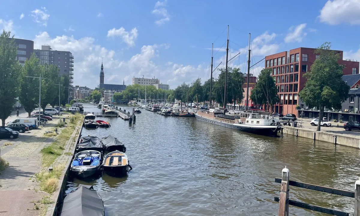 Jachthaven Oosterhaven: {"base": "no", "no": "Havna sett fra brua like ved", "se": "Hamnen sedd fr\u00e5n bron precis vid", "en": "The harbor seen from the bridge nearby", "da": "Havnen set fra broen lige ved", "fr": "Le port vu depuis le pont \u00e0 proximit\u00e9", "de": "Der Hafen betrachtet von der Br\u00fccke in der N\u00e4he", "es": "El puerto visto desde el puente cercano", "it": "Il porto visto dal ponte appena vicino", "pt": "A marina vista da ponte pr\u00f3xima", "nl": "De haven gezien vanaf de brug dichtbij", "pl": "Port widziany z mostu w pobli\u017cu", "uk": "\u0413\u0430\u0432\u0430\u043d\u044c, \u043f\u043e\u0431\u0430\u0447\u0435\u043d\u0430 \u0437 \u043c\u043e\u0441\u0442\u0443 \u043f\u043e\u0440\u0443\u0447", "ro": "Portul v\u0103zut de pe podul din apropiere", "tr": "Liman k\u00f6pr\u00fcden hemen yan\u0131ndan g\u00f6r\u00fcn\u00fcm", "el": "\u03a4\u03bf \u03bb\u03b9\u03bc\u03ac\u03bd\u03b9 \u03b1\u03c0\u03cc \u03c4\u03b7 \u03b3\u03ad\u03c6\u03c5\u03c1\u03b1 \u03b1\u03ba\u03c1\u03b9\u03b2\u03ce\u03c2 \u03b4\u03af\u03c0\u03bb\u03b1", "cs": "P\u0159\u00edstav vid\u011bn\u00fd z mostu pobl\u00ed\u017e", "hu": "A kik\u00f6t\u0151 a h\u00edd mell\u0151l n\u00e9zve", "fi": "Satama sillalta katsottuna aivan vierest\u00e4", "bg": "\u041f\u0440\u0438\u0441\u0442\u0430\u043d\u0438\u0449\u0435\u0442\u043e, \u0433\u043b\u0435\u0434\u0430\u043d\u043e \u043e\u0442 \u043c\u043e\u0441\u0442\u0430 \u043d\u0430\u0431\u043b\u0438\u0437\u043e", "sr": "\u041b\u0443\u043a\u0430 \u0432\u0438\u0452\u0435\u043d\u0430 \u0441\u0430 \u043c\u043e\u0441\u0442\u0430 \u0443 \u0431\u043b\u0438\u0437\u0438\u043d\u0438", "et": "Sadam vaadatuna silla juurest", "lv": "Osta skat\u012bta no tilta tie\u0161i blakus", "lt": "Uostas matomas nuo tilto \u0161alia"}