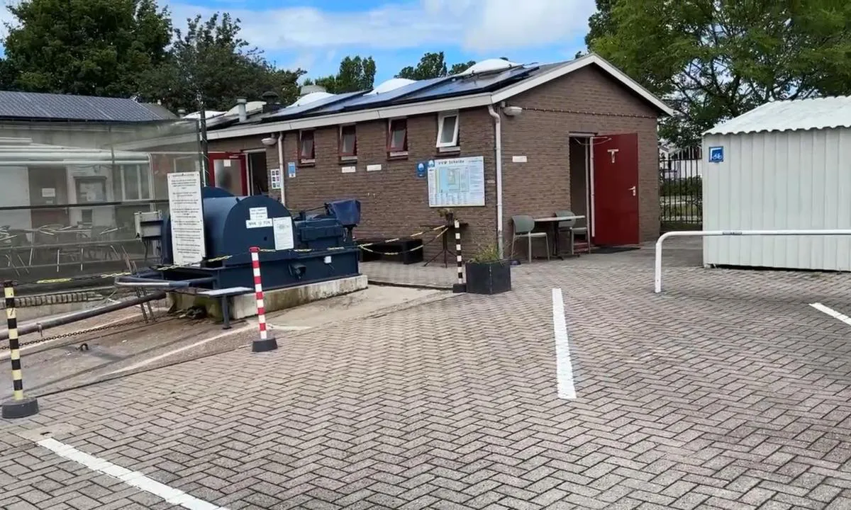 Jachthaven Schelde: {"base": "en", "no": "Servicebygget og en restaurant (en bygning til venstre).", "se": "Servicebyggnaden och en restaurang (en byggnad till v\u00e4nster).", "en": "The servicebuilding and a restaurant (a building to the left).", "da": "Servicebygningen og en restaurant (en bygning til venstre)."}