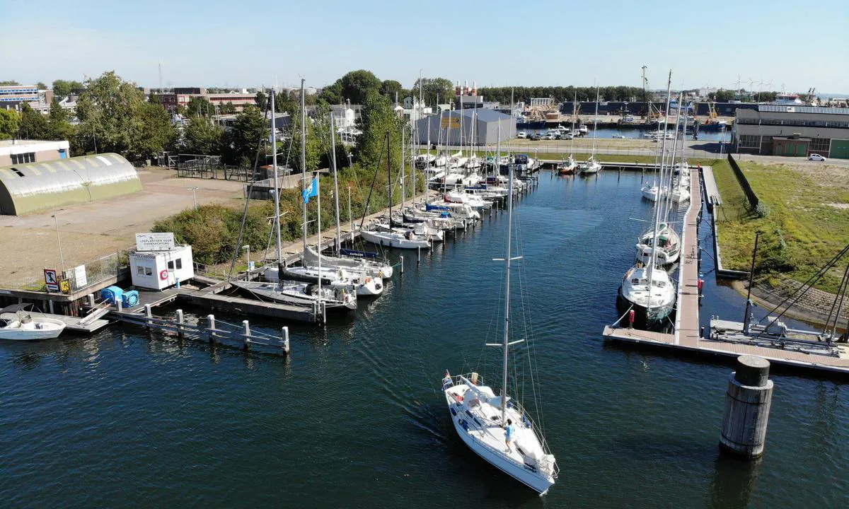 {"base": "nl", "no": "Bilde: Marina Schelde", "se": "Foto: Jachthaven Schelde", "en": "Photo: Marina Schelde", "da": "Foto: Lystb\u00e5dehavn Schelde", "fr": "Photo : Port de plaisance Schelde", "de": "Foto: Jachthafen Schelde", "es": "Foto: Puerto deportivo Schelde", "it": "Foto: Porto Turistico Schelda", "pt": "Foto: Marina Schelde", "nl": "Photo: Jachthaven Schelde", "pl": "Foto: Przysta\u0144 Schelde", "uk": "\u0424\u043e\u0442\u043e: \u042f\u0445\u0442\u043e\u0432\u0430 \u0433\u0430\u0432\u0430\u043d\u044c \u0421\u0445\u0435\u043b\u0434\u0435", "ro": "Fotografie: Port de iahturi Schelde", "tr": "Foto\u011fraf: Jachthaven Schelde", "el": "\u03a6\u03c9\u03c4\u03bf\u03b3\u03c1\u03b1\u03c6\u03af\u03b1: \u039c\u03b1\u03c1\u03af\u03bd\u03b1 Schelde", "cs": "Foto: Jachtkade Schelde", "hu": "<img src=\"jachthaven_schelde.jpg\" alt=\"K\u00e9p: Jachtkik\u00f6t\u0151 Schelde\">", "fi": "Valokuva: Jachtisatama Schelde", "bg": "\u0421\u043d\u0438\u043c\u043a\u0430: \u042f\u0445\u0442\u0435\u043d\u043e \u043f\u0440\u0438\u0441\u0442\u0430\u043d\u0438\u0449\u0435 \u0428\u0435\u043b\u0434\u0435", "sr": "\u0424\u043e\u0442\u043e\u0433\u0440\u0430\u0444\u0438\u0458\u0430: \u0408\u0430\u0445\u0442\u0430\u043d\u0430 \u043b\u0443\u043a\u0430 \u0428\u0435\u043b\u0434\u0430", "et": "Foto: Jachthavens Schelde", "lv": "Foto: J\u016bras osta Schelde", "lt": "Nuotrauka: Jacht\u0173 uostas Schelde"}