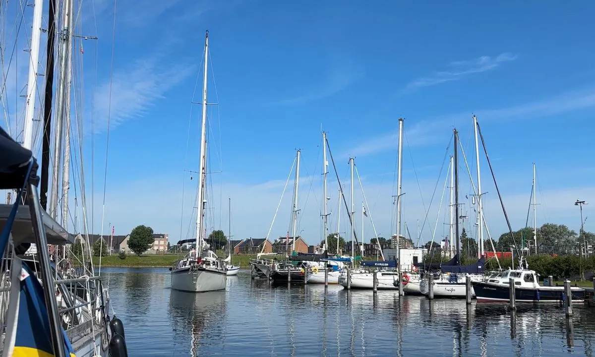 Jachthaven Schelde: {"base": "en", "no": "B\u00e5t kommer inn i marinaen", "se": "B\u00e5t kommer in till marinan", "en": "Boat coming in to the marina", "da": "B\u00e5d p\u00e5 vej ind i marinaen"}