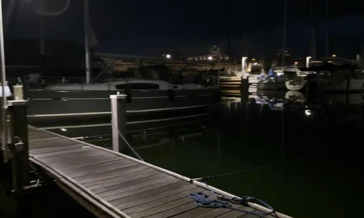 Jachthaven Schelde: {"base": "en", "no": "Brygga i natten. Nok lys p\u00e5 brygga.", "se": "Bryggan i natten. Tillr\u00e4ckligt ljus p\u00e5 bryggan.", "en": "The jetty in the night. Enough light on the jetty.", "da": "Molen om natten. Nok lys p\u00e5 molen."}