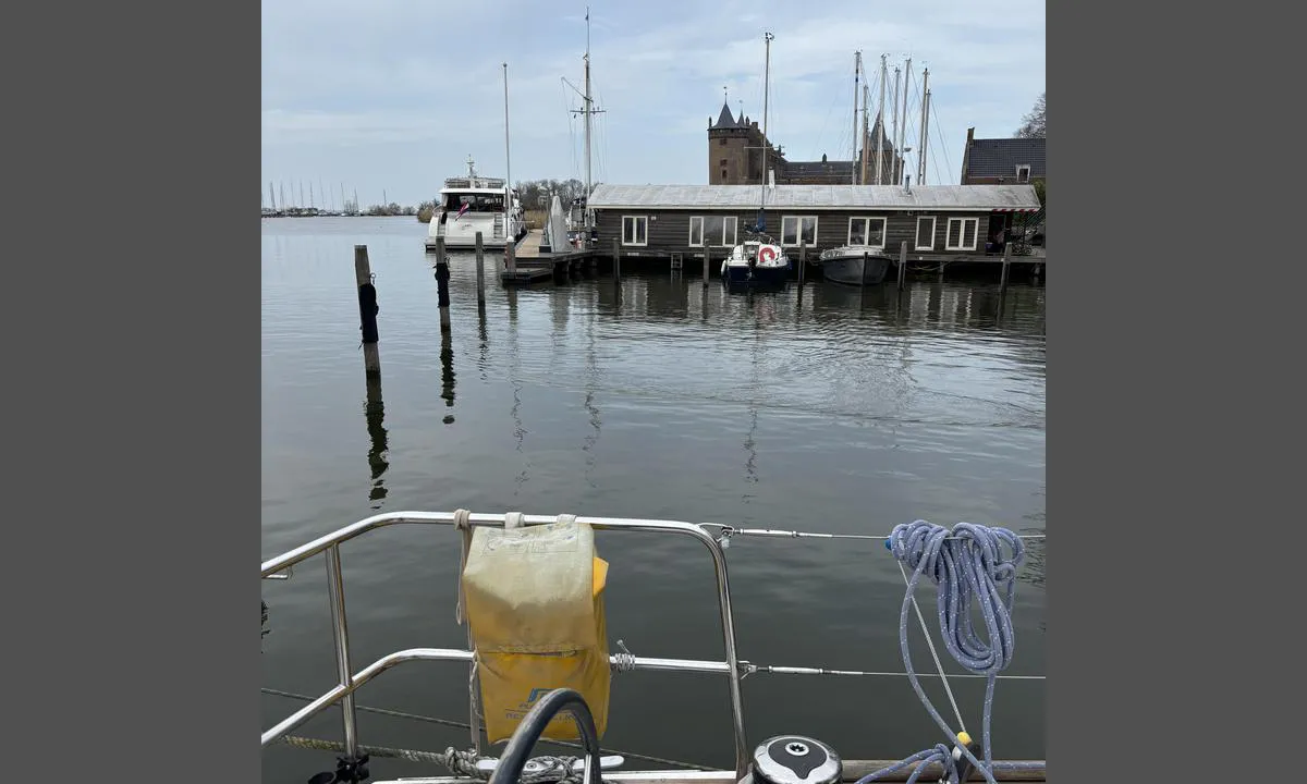 {"base": "en", "no": "Utsikt over Jachthaven Stichting Muiden", "se": "Utsikt \u00f6ver Jachthaven Stichting Muiden", "en": "View of the Jachthaven Stichting Muidenl", "da": "Udsigt over Jachthaven Stichting Muiden", "fr": "Vue de la Jachthaven Stichting Muiden", "de": "Blick auf den Jachthaven Stichting Muiden", "es": "Vista de la Jachthaven Stichting Muiden", "it": "Vista del Jachthaven Stichting Muiden", "pt": "Vista da Jachthaven Stichting Muiden", "nl": "Uitzicht op de Jachthaven Stichting Muiden", "pl": "Widok na Jachthaven Stichting Muiden", "uk": "\u0412\u0438\u0434 \u043d\u0430 \u042f\u0445\u0442\u0433\u0430\u0432\u0435\u043d Stichting Muiden", "ro": "Vedere a Jachthaven Stichting Muiden", "tr": "Jachthaven Stichting Muiden'in g\u00f6r\u00fcn\u00fcm\u00fc", "el": "\u0398\u03ad\u03b1 \u03c4\u03bf\u03c5 Jachthaven Stichting Muiden", "cs": "Pohled na Jachthaven Stichting Muiden", "hu": "Kil\u00e1t\u00e1s a Jachthaven Stichting Muiden \u00f6b\u00f6lre", "fi": "N\u00e4k\u00f6ala Jachthaven Stichting Muidenlille", "bg": "\u0418\u0437\u0433\u043b\u0435\u0434 \u043a\u044a\u043c \u042f\u0445\u0442\u0435\u043d\u043e \u043f\u0440\u0438\u0441\u0442\u0430\u043d\u0438\u0449\u0435 \u0421\u0442\u0438\u0445\u0442\u0438\u043d\u0433 \u041c\u044e\u0438\u0434\u0435\u043d", "sr": "Pogled na Jachthaven Stichting Muiden", "et": "Vaade Jachthaven Stichting Muidenile", "lv": "Skats uz Jachthaven Stichting Muiden", "lt": "Vaizdas \u012f Jachthaven Stichting Muiden"}