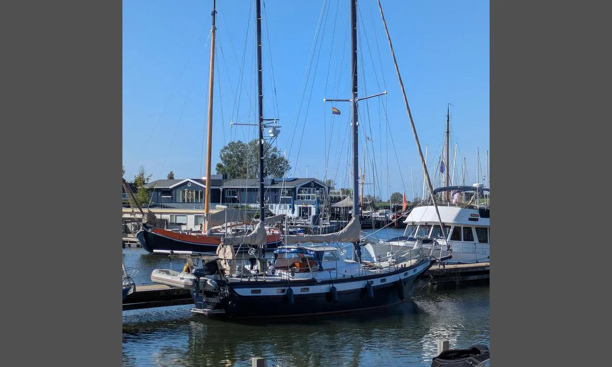 {"base": "en", "no": "Koselig liten marina n\u00e6r slottet Muiden. Bare 2 minutter gange. Veldig vennlig havnesjef og flotte fasiliteter.", "se": "H\u00e4rlig liten marina n\u00e4ra slottet Muiden. Bara 2 minuters promenad. Mycket v\u00e4nlig hamnkapten och utm\u00e4rkta faciliteter.", "en": "Lovely little marina near castle Muiden. Just 2 min walking distance. Very friendly harbor master and great facilities.", "da": "Dejlig lille marina n\u00e6r slottet Muiden. Kun 2 minutters g\u00e5afstand. Meget venlig havnemester og fremragende faciliteter.", "fr": "Charmante petite marina pr\u00e8s du ch\u00e2teau de Muiden. \u00c0 seulement 2 minutes \u00e0 pied. Tr\u00e8s sympathique capitaine de port et excellentes installations.", "de": "Wundersch\u00f6ne kleine Marina in der N\u00e4he des Schlosses Muiden. Nur 2 Minuten zu Fu\u00df entfernt. Sehr freundlicher Hafenmeister und gro\u00dfartige Einrichtungen.", "es": "Encantadora peque\u00f1a marina cerca del castillo de Muiden. A solo 2 minutos a pie. Muy amigable capit\u00e1n del puerto y excelentes instalaciones.", "it": "Deliziosa piccola marina vicino al castello di Muiden. A solo 2 minuti a piedi. Personale del porto molto amichevole e ottime strutture.", "pt": "Marina encantadora perto do castelo de Muiden. A apenas 2 minutos a p\u00e9. Mestre de porto muito amig\u00e1vel e \u00f3timas instala\u00e7\u00f5es.", "nl": "Schitterende kleine jachthaven bij kasteel Muiden. Slechts 2 minuten lopen. Zeer vriendelijke havenmeester en geweldige faciliteiten.", "pl": "Urocza ma\u0142a marina niedaleko zamku Muiden. Tylko 2 minuty spacerem. Bardzo przyjazny bosman oraz \u015bwietne udogodnienia.", "uk": "\u0427\u0430\u0440\u0456\u0432\u043d\u0430 \u043c\u0430\u043b\u0435\u043d\u044c\u043a\u0430 \u043f\u0440\u0438\u0441\u0442\u0430\u043d\u044c \u0431\u0456\u043b\u044f \u0437\u0430\u043c\u043a\u0443 \u041c\u044e\u0434\u0435\u043d. \u041b\u0438\u0448\u0435 2 \u0445\u0432\u0438\u043b\u0438\u043d\u0438 \u043f\u0456\u0448\u043a\u0438. \u0414\u0443\u0436\u0435 \u0434\u0440\u0443\u0436\u043d\u0456\u0439 \u043d\u0430\u0447\u0430\u043b\u044c\u043d\u0438\u043a \u0433\u0430\u0432\u0430\u043d\u0456 \u0442\u0430 \u0432\u0456\u0434\u043c\u0456\u043d\u043d\u0456 \u0437\u0440\u0443\u0447\u043d\u043e\u0441\u0442\u0456.", "ro": "Port mic \u0219i frumos aproape de castelul Muiden. Doar 2 minute de mers pe jos. Maestru de port foarte prietenos \u0219i facilit\u0103\u021bi grozave.", "tr": "\u015eato Muiden yak\u0131nlar\u0131ndaki sevimli k\u00fc\u00e7\u00fck marina. Y\u00fcr\u00fcyerek sadece 2 dakika mesafe. \u00c7ok dost canl\u0131s\u0131 liman kaptan\u0131 ve harika tesisler.", "el": "\u03a5\u03c0\u03ad\u03c1\u03bf\u03c7\u03b7 \u03bc\u03b9\u03ba\u03c1\u03ae \u03bc\u03b1\u03c1\u03af\u03bd\u03b1 \u03ba\u03bf\u03bd\u03c4\u03ac \u03c3\u03c4\u03bf \u03ba\u03ac\u03c3\u03c4\u03c1\u03bf Muiden. \u039c\u03cc\u03bb\u03b9\u03c2 2 \u03bb\u03b5\u03c0\u03c4\u03ac \u03bc\u03b5 \u03c4\u03b1 \u03c0\u03cc\u03b4\u03b9\u03b1. \u03a0\u03bf\u03bb\u03cd \u03c6\u03b9\u03bb\u03b9\u03ba\u03cc\u03c2 \u03bb\u03b9\u03bc\u03b5\u03bd\u03ac\u03c1\u03c7\u03b7\u03c2 \u03ba\u03b1\u03b9 \u03b5\u03be\u03b1\u03b9\u03c1\u03b5\u03c4\u03b9\u03ba\u03ad\u03c2 \u03b5\u03b3\u03ba\u03b1\u03c4\u03b1\u03c3\u03c4\u03ac\u03c3\u03b5\u03b9\u03c2.", "cs": "Kr\u00e1sn\u00e1 mal\u00e1 marina u hradu Muiden. Pouh\u00e9 2 minuty p\u011b\u0161ky. Velmi p\u0159\u00e1telsk\u00fd p\u0159\u00edstavn\u00ed mistr a skv\u011bl\u00e9 za\u0159\u00edzen\u00ed.", "hu": "B\u00e1jos kis kik\u00f6t\u0151 Muiden kast\u00e9ly k\u00f6zel\u00e9ben. Csak 2 perces s\u00e9tat\u00e1vols\u00e1g. Nagyon bar\u00e1ts\u00e1gos kik\u00f6t\u0151mester \u00e9s nagyszer\u0171 l\u00e9tes\u00edtm\u00e9nyek.", "fi": "Ihana pieni satama l\u00e4hell\u00e4 Muidenin linnaa. Vain 2 minuutin k\u00e4velymatka. Eritt\u00e4in yst\u00e4v\u00e4llinen satamap\u00e4\u00e4llikk\u00f6 ja hyv\u00e4t palvelut.", "bg": "\u0427\u0443\u0434\u0435\u0441\u043d\u043e \u043c\u0430\u043b\u043a\u043e \u043f\u0440\u0438\u0441\u0442\u0430\u043d\u0438\u0449\u0435 \u0431\u043b\u0438\u0437\u043e \u0434\u043e \u0437\u0430\u043c\u044a\u043a\u0430 \u041c\u0443\u0439\u0434\u0435\u043d. \u0421\u0430\u043c\u043e \u043d\u0430 2 \u043c\u0438\u043d\u0443\u0442\u0438 \u043f\u0435\u0448\u0430. \u041c\u043d\u043e\u0433\u043e \u043b\u044e\u0431\u0435\u0437\u0435\u043d \u043f\u0440\u0438\u0441\u0442\u0430\u043d\u0438\u0449\u0435\u043d \u043a\u0430\u043f\u0438\u0442\u0430\u043d \u0438 \u043e\u0442\u043b\u0438\u0447\u043d\u0438 \u0443\u0434\u043e\u0431\u0441\u0442\u0432\u0430.", "sr": "Divna mala marina blizu zamka Muiden. Samo 2 minuta hoda. Veoma ljubazan lu\u010dki upravitelj i odli\u010dni sadr\u017eaji.", "et": "Armas v\u00e4ike sadam Muider lossi l\u00e4hedal. Vaid 2 minutit k\u00f5ndimist. V\u00e4ga s\u00f5bralik sadamakapten ja suurep\u00e4rased mugavused.", "lv": "Burv\u012bga maza jahtu osta pie Muidenas pils. Tikai 2 min\u016b\u0161u g\u0101jiena att\u0101lum\u0101. \u013boti draudz\u012bgs ostas kapteinis un lieliskas iesp\u0113jas.", "lt": "\u017davinga ma\u017eyt\u0117 prieplauka prie Muideno pilies. Tik 2 minut\u0117s p\u0117s\u010diomis. Labai draugi\u0161kas uosto kapitonas ir puikios patalpos."}